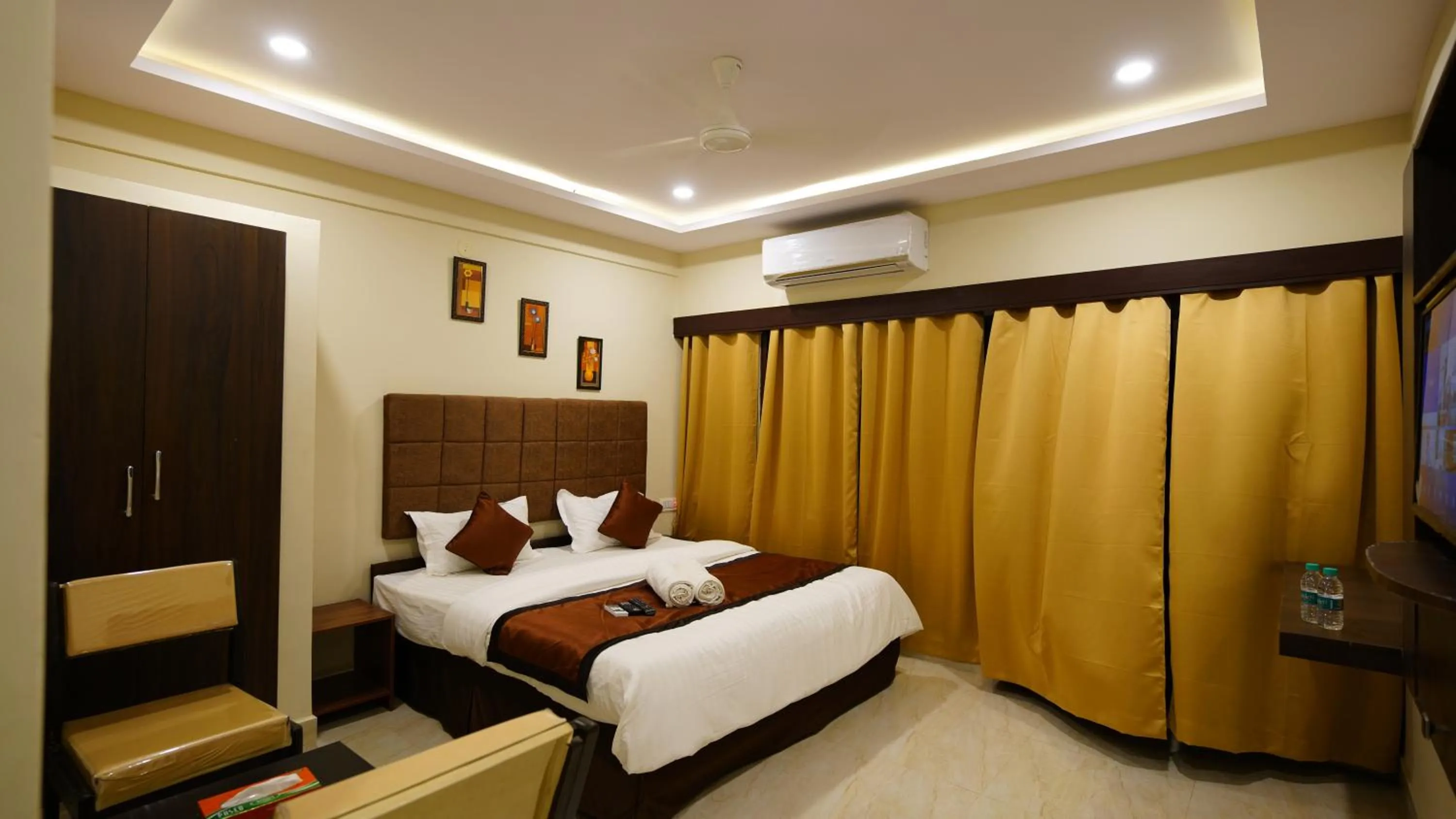 Photo of the whole room, Bed in New Hotel Suhail