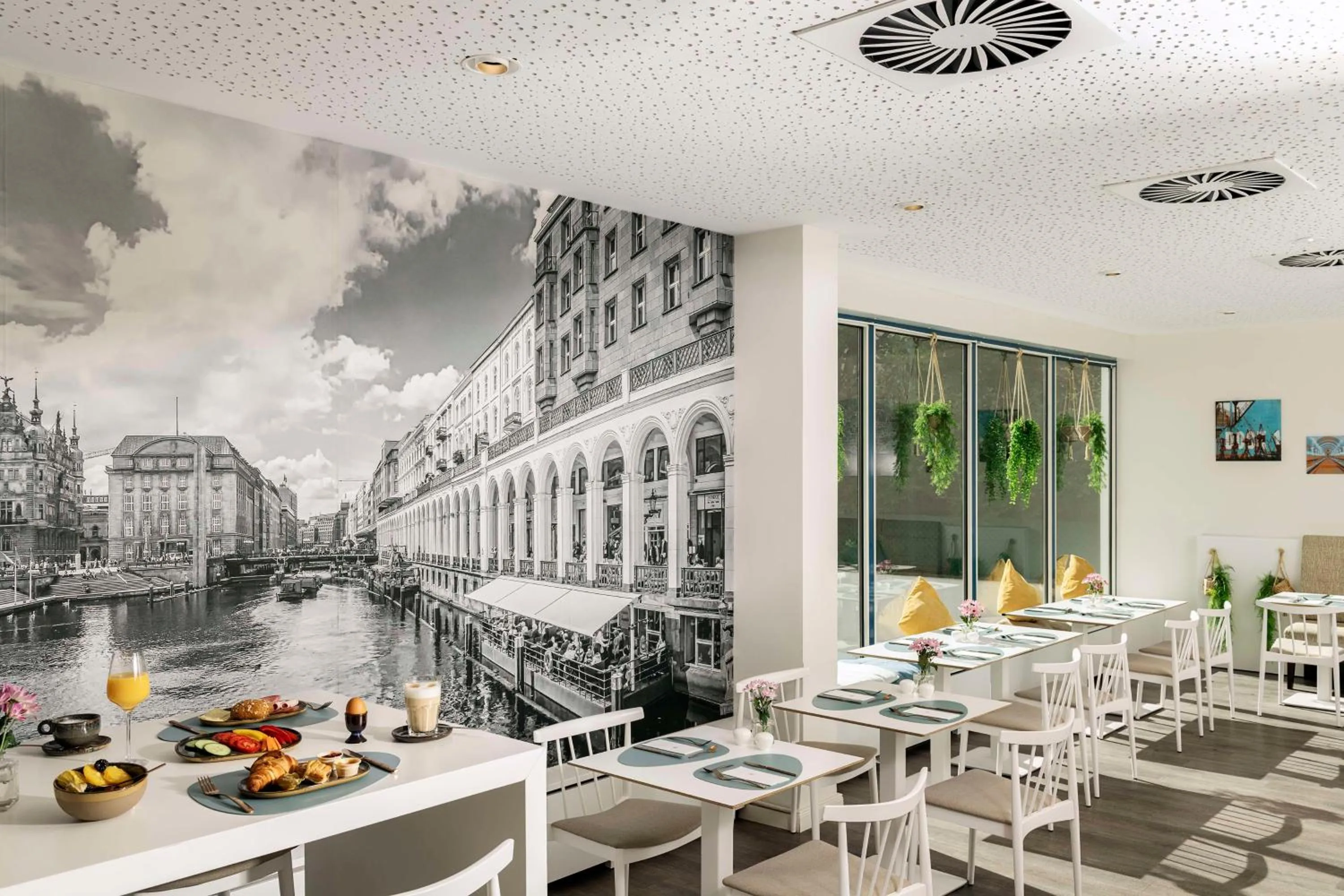 Restaurant/places to eat in NH Hamburg Mitte