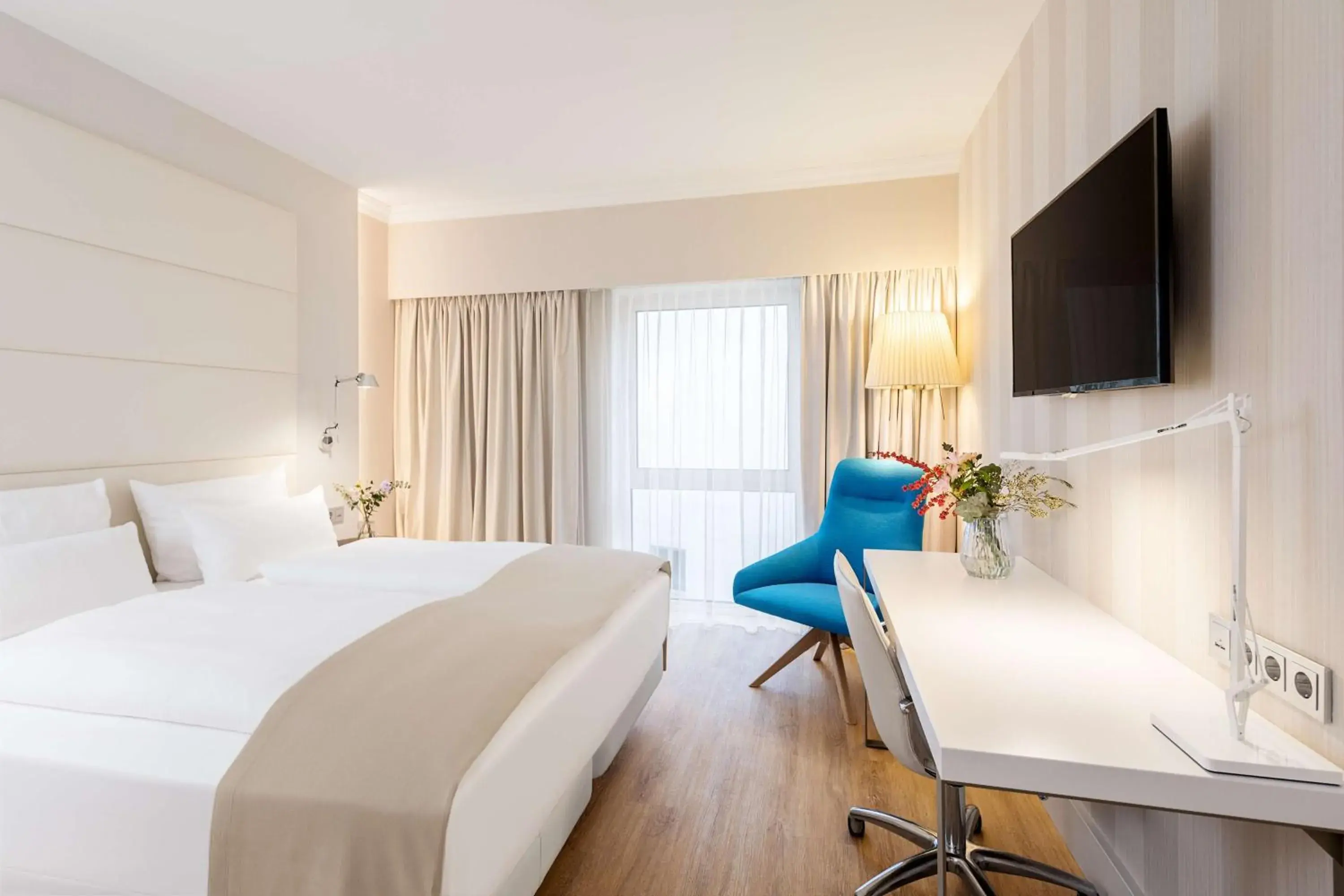Superior Double or Twin Room XL with Extra Bed (2 Adults + 1 Child) in NH Hamburg Mitte Superior Double or Twin Room XL with Extra Bed (2 Adults + 1 Child) in NH Hamburg Mitte