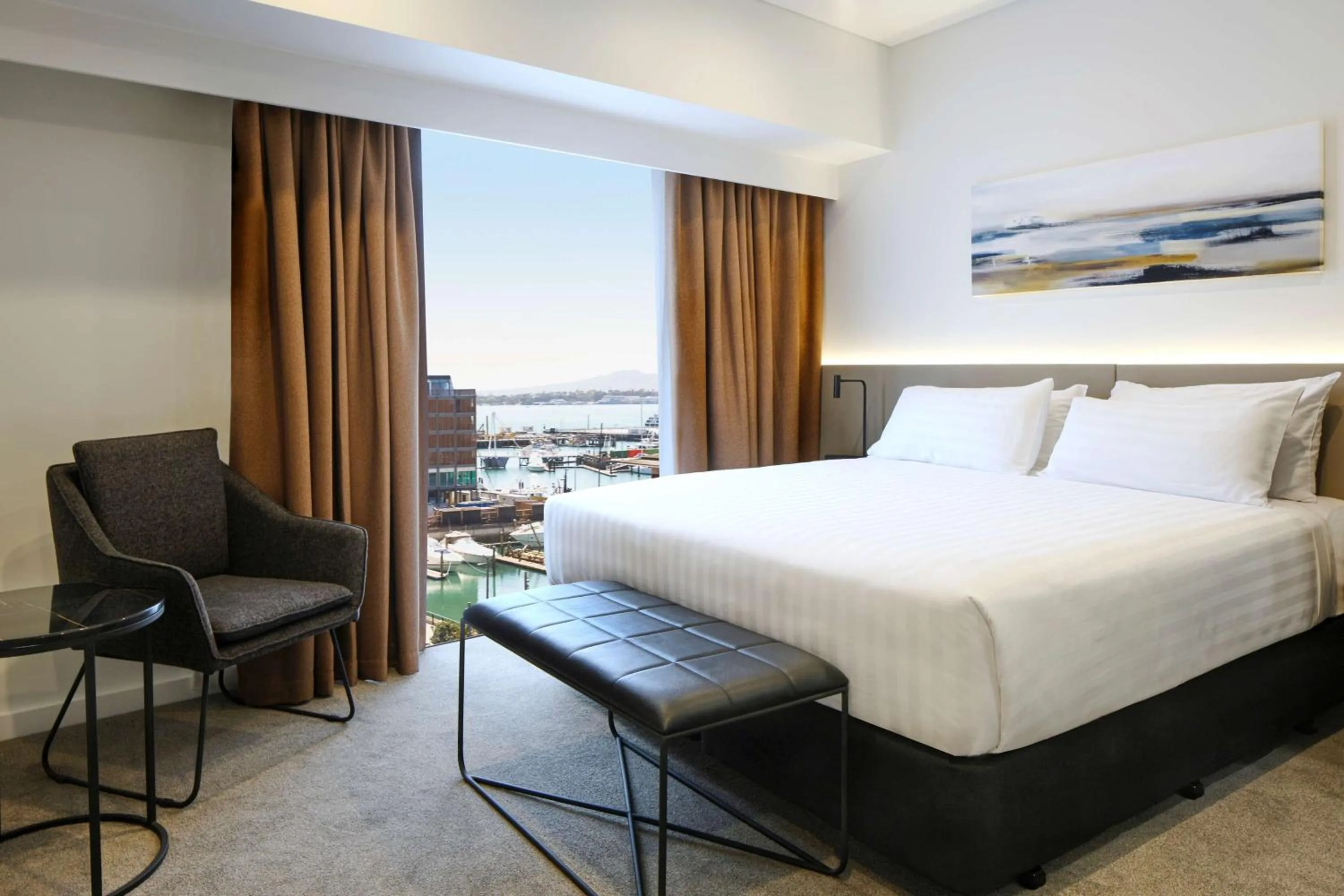 Photo of the whole room, Bed in Travelodge Hotel Auckland Wynyard Quarter