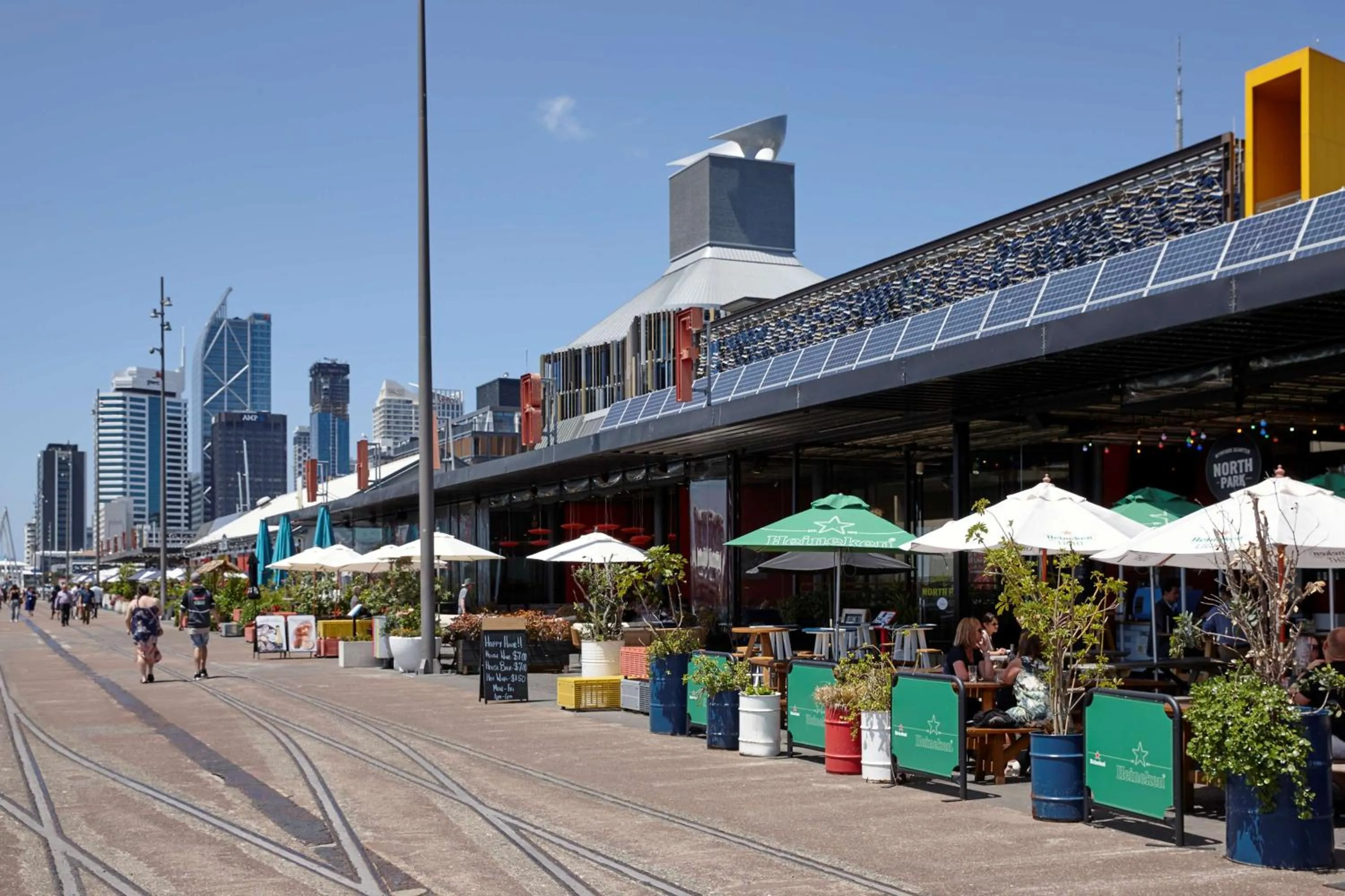 Photo of the whole room in Travelodge Hotel Auckland Wynyard Quarter