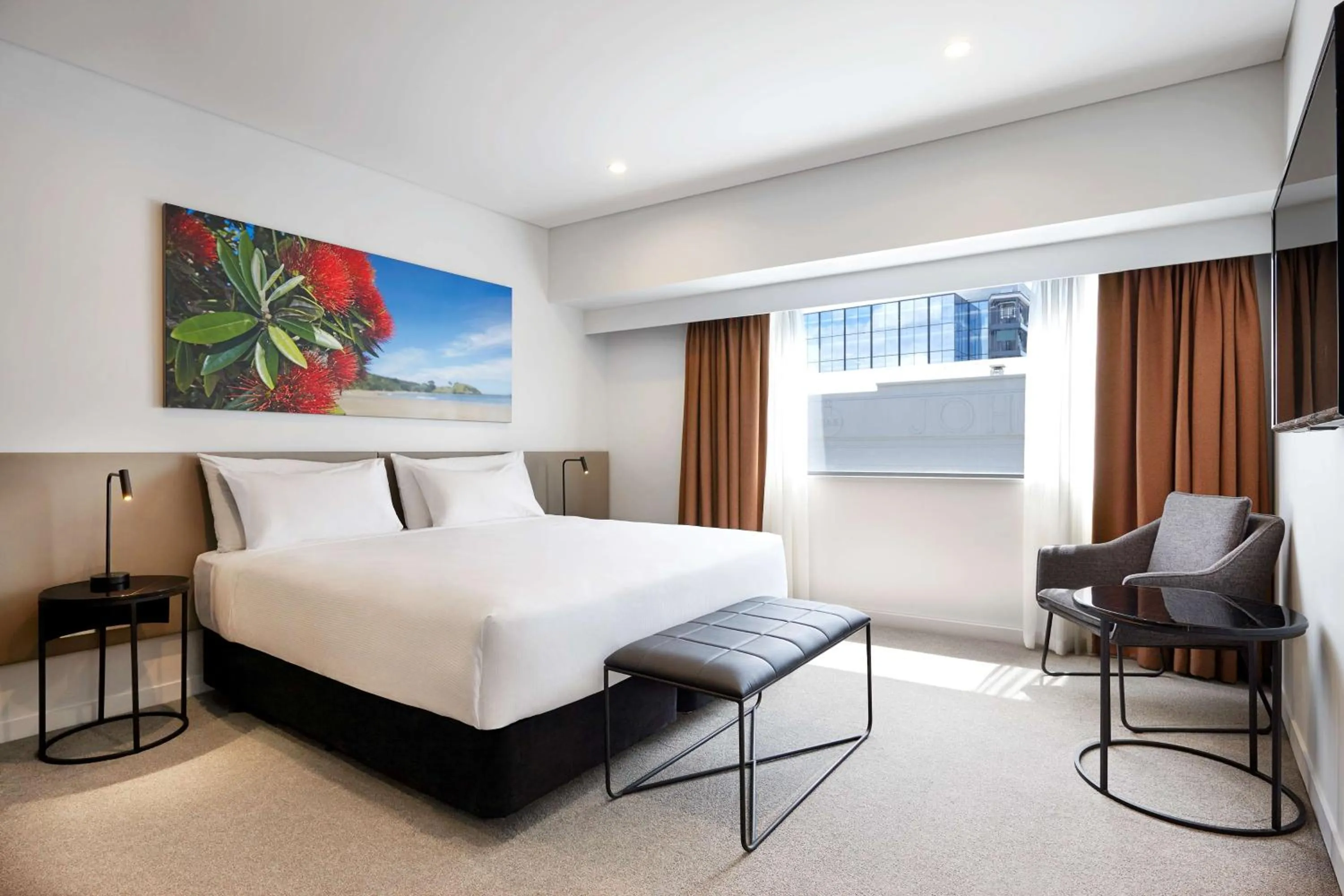 Photo of the whole room, Bed in Travelodge Hotel Auckland Wynyard Quarter