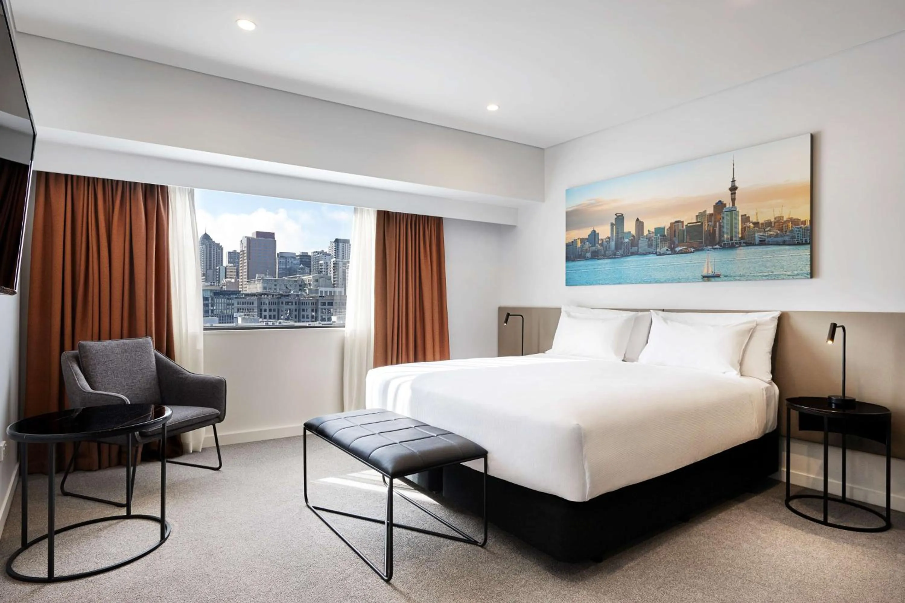 Photo of the whole room, Bed in Travelodge Hotel Auckland Wynyard Quarter