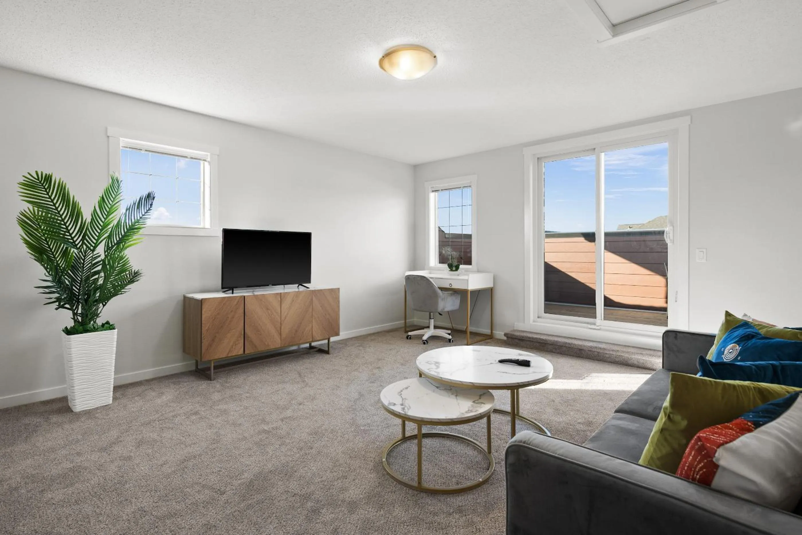 TV and multimedia in GLOBALSTAY New Apartments in Cranbrook Free street parking