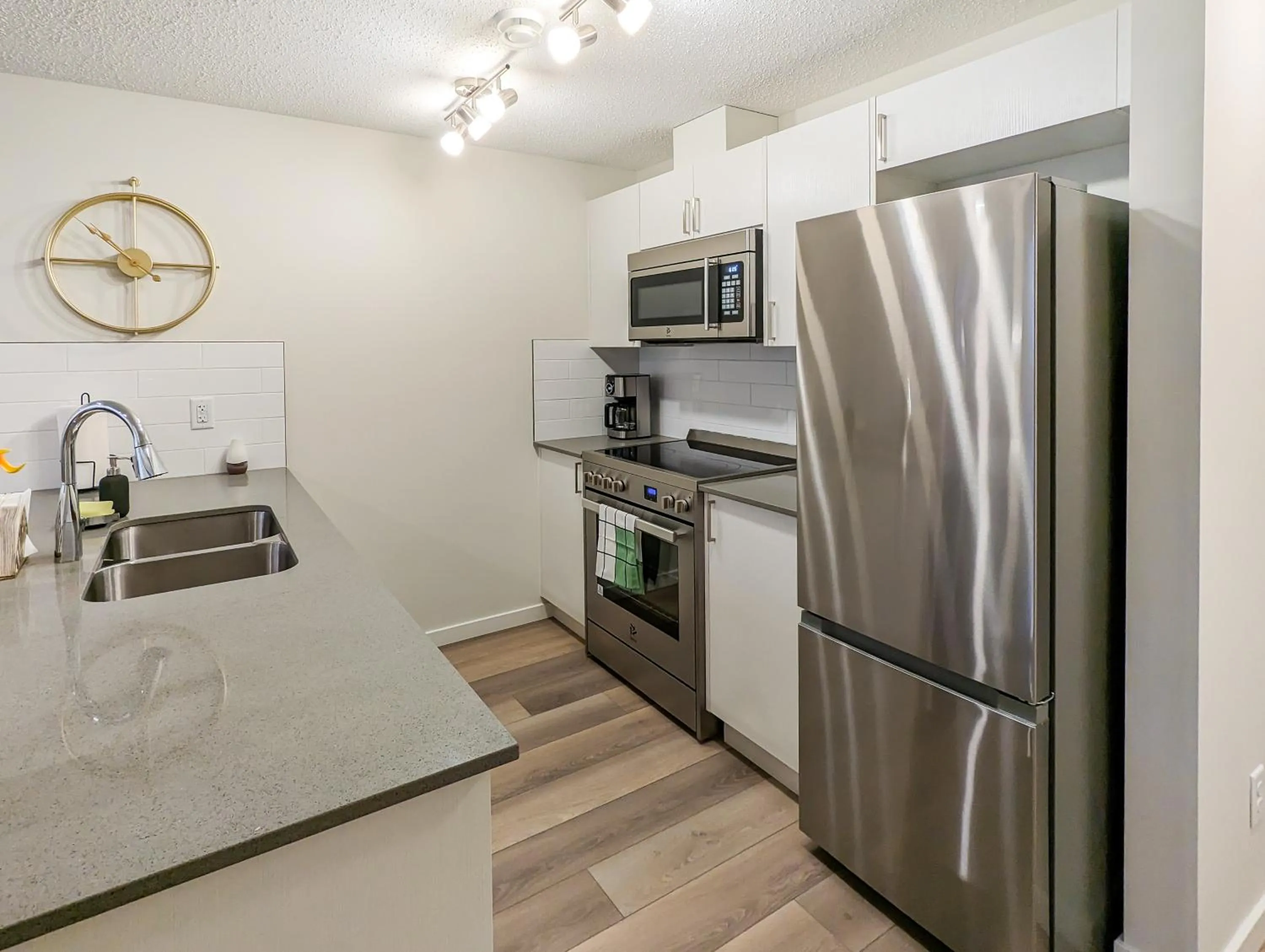 Kitchen or kitchenette in GLOBALSTAY New Apartments in Cranbrook Free street parking