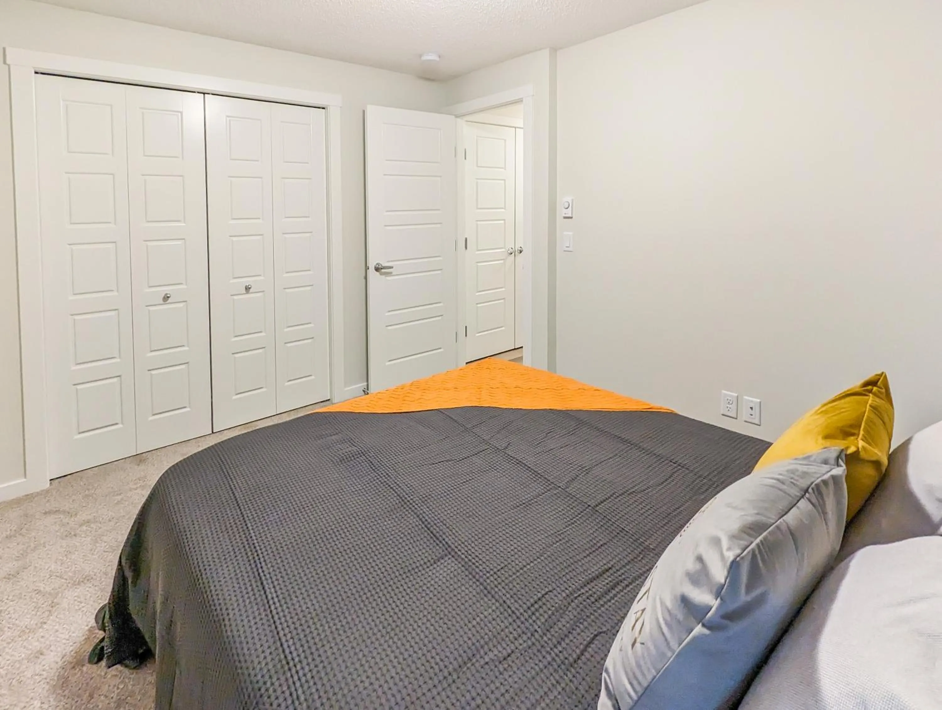 Bed in GLOBALSTAY New Apartments in Cranbrook Free street parking