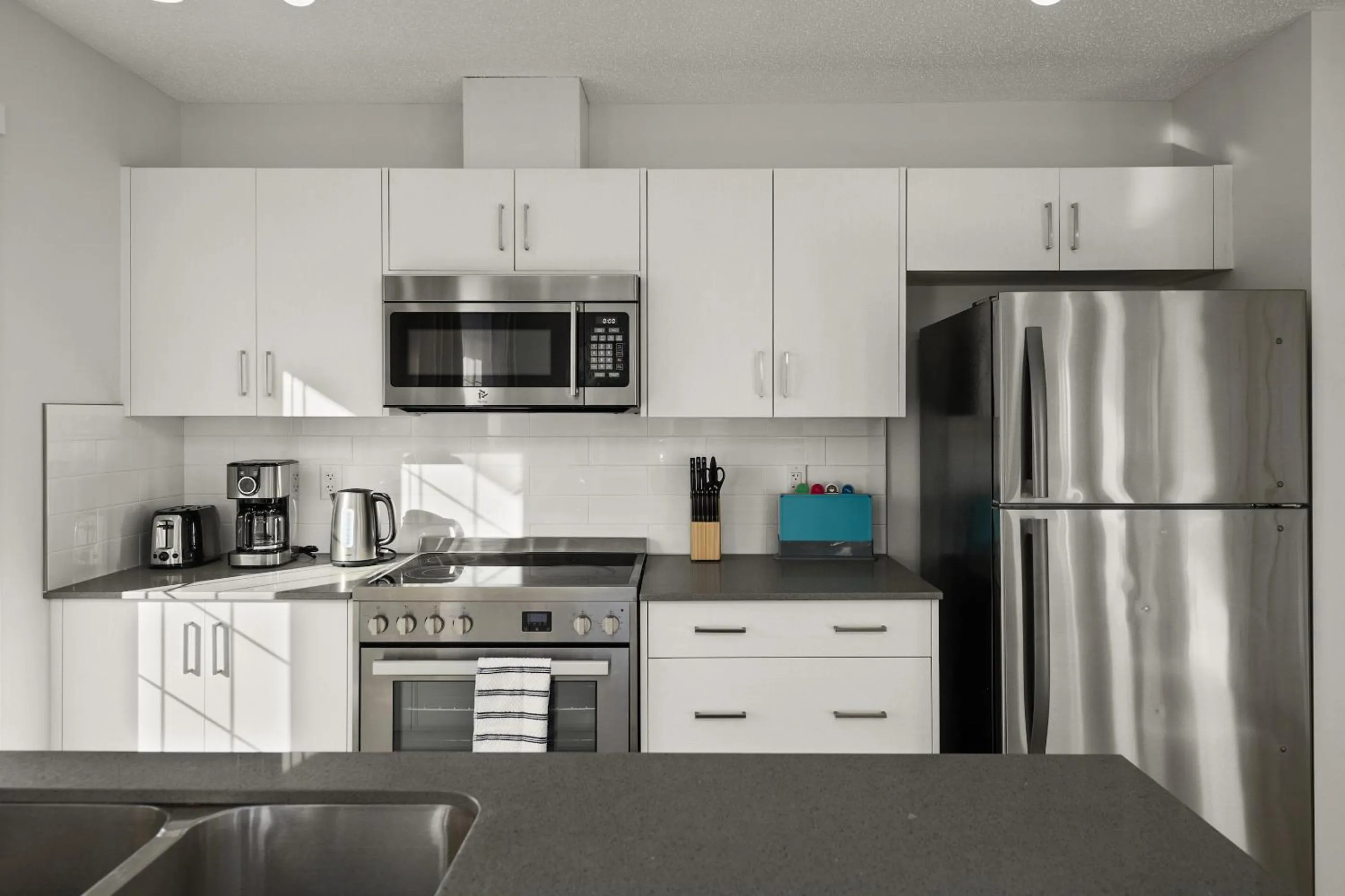 Kitchen or kitchenette in GLOBALSTAY New Apartments in Cranbrook Free street parking