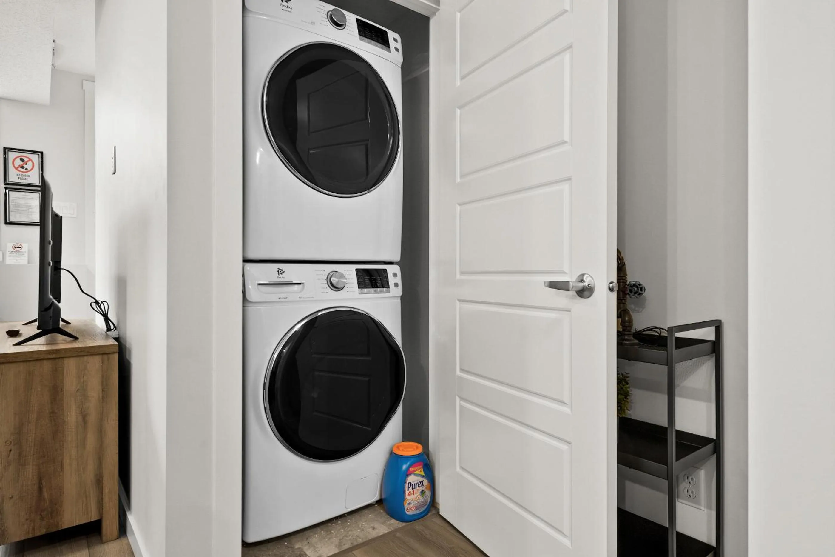 washing machine in GLOBALSTAY New Apartments in Cranbrook Free street parking