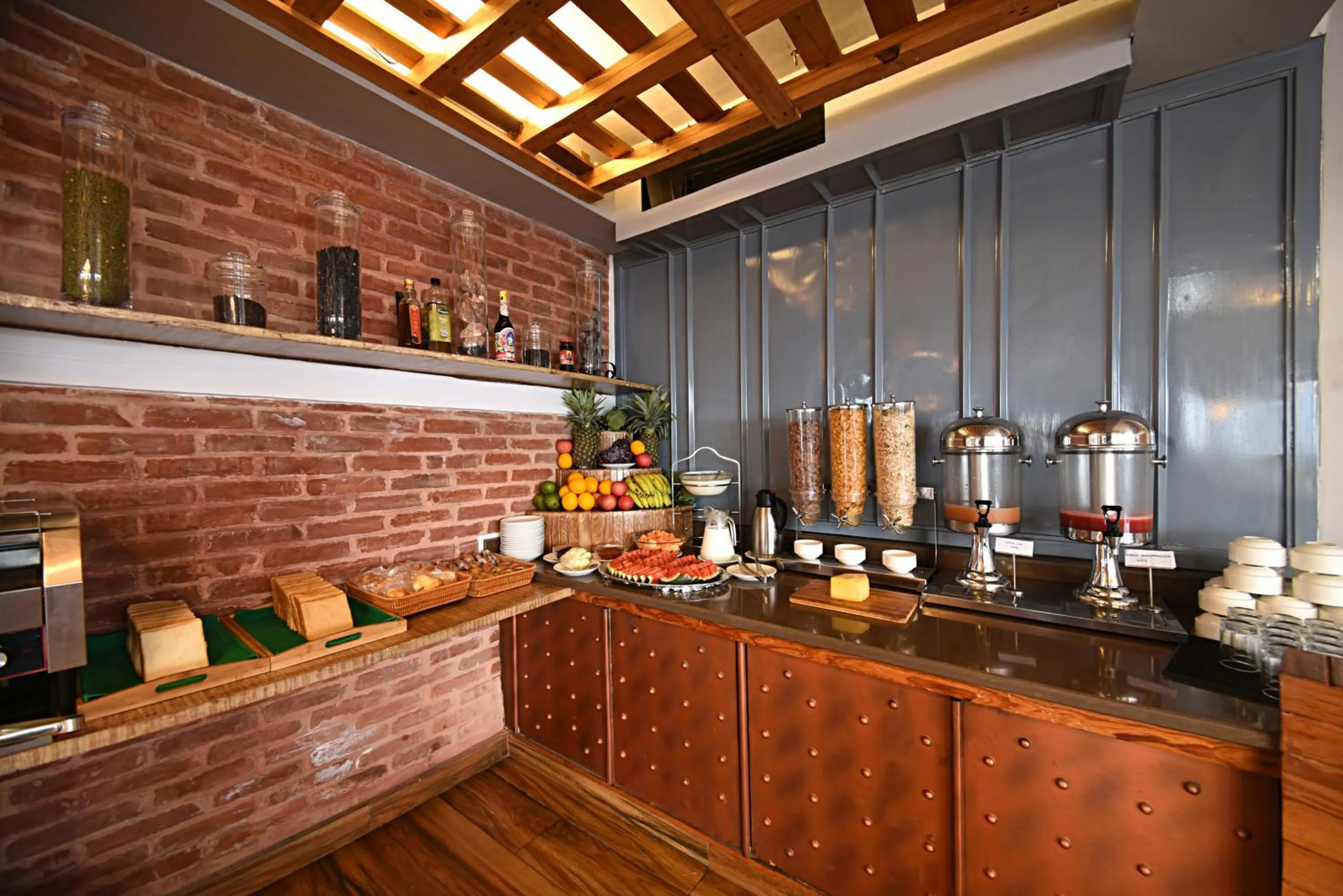 Restaurant/places to eat in Woodapple Hotel and Spa