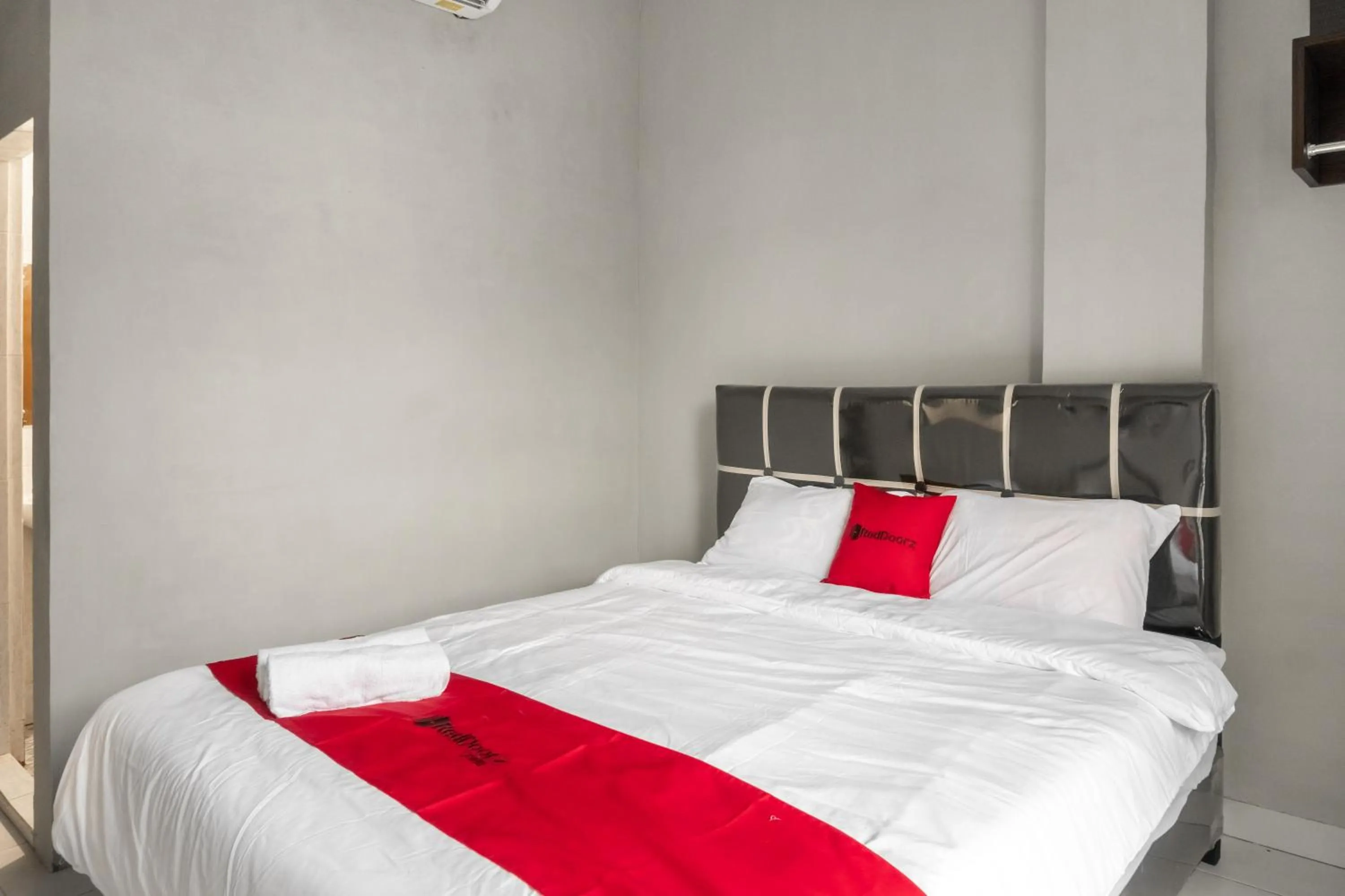 Bed in RedDoorz near Manhattan Square Medan
