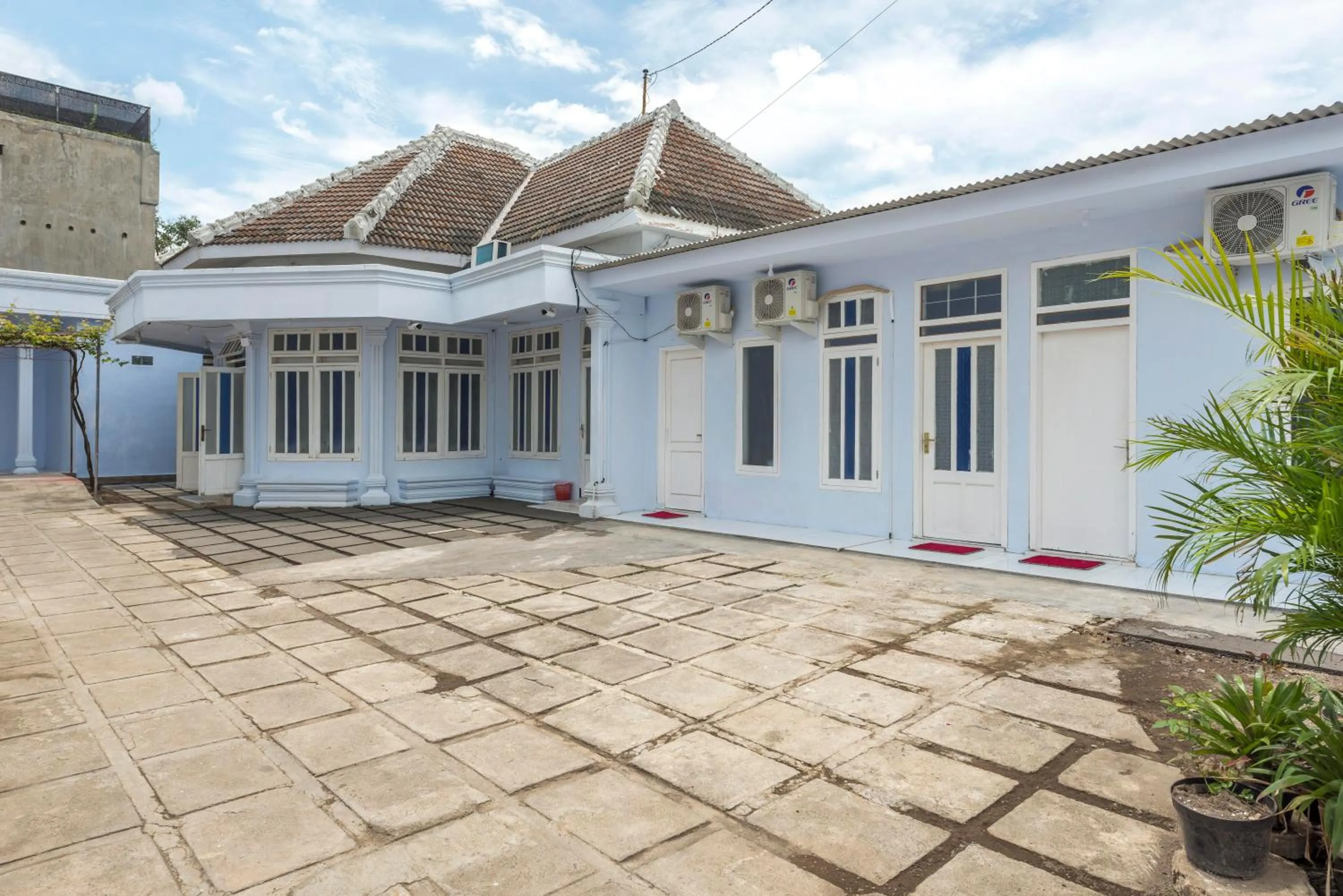 Property logo or sign in RedDoorz Syariah @ Bondowoso City Center