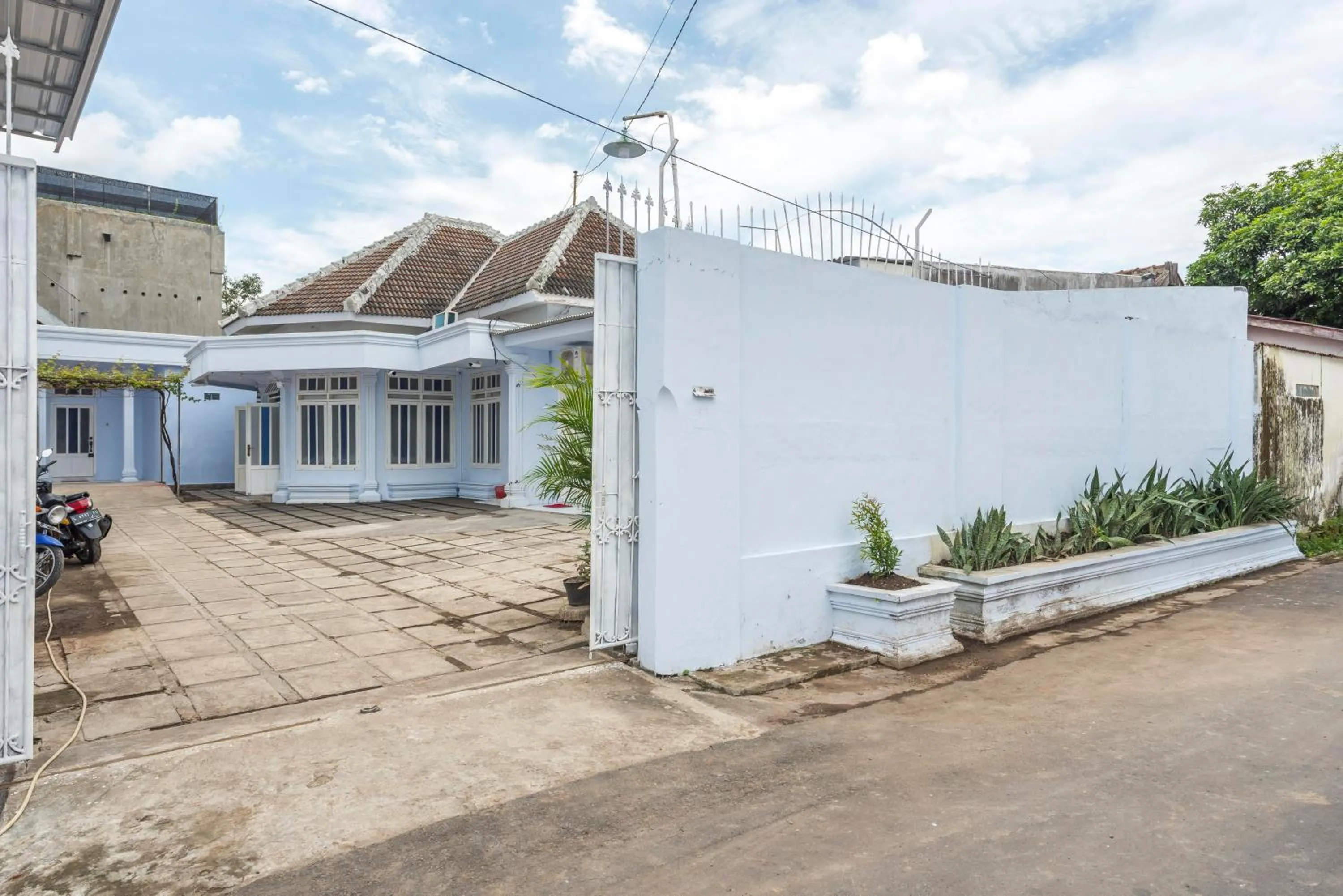 Facade/entrance in RedDoorz Syariah @ Bondowoso City Center