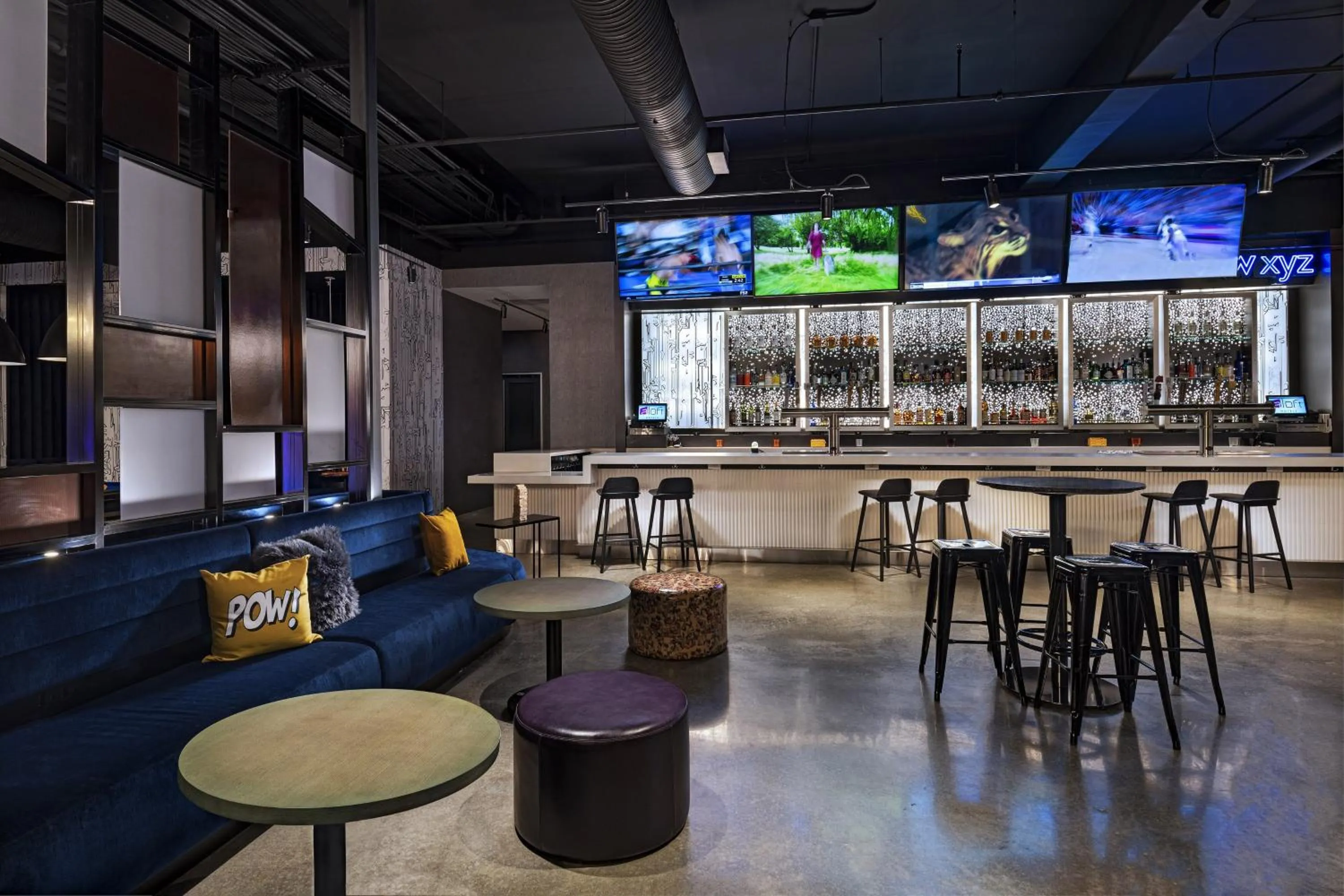 Lounge or bar in Aloft Little Rock West