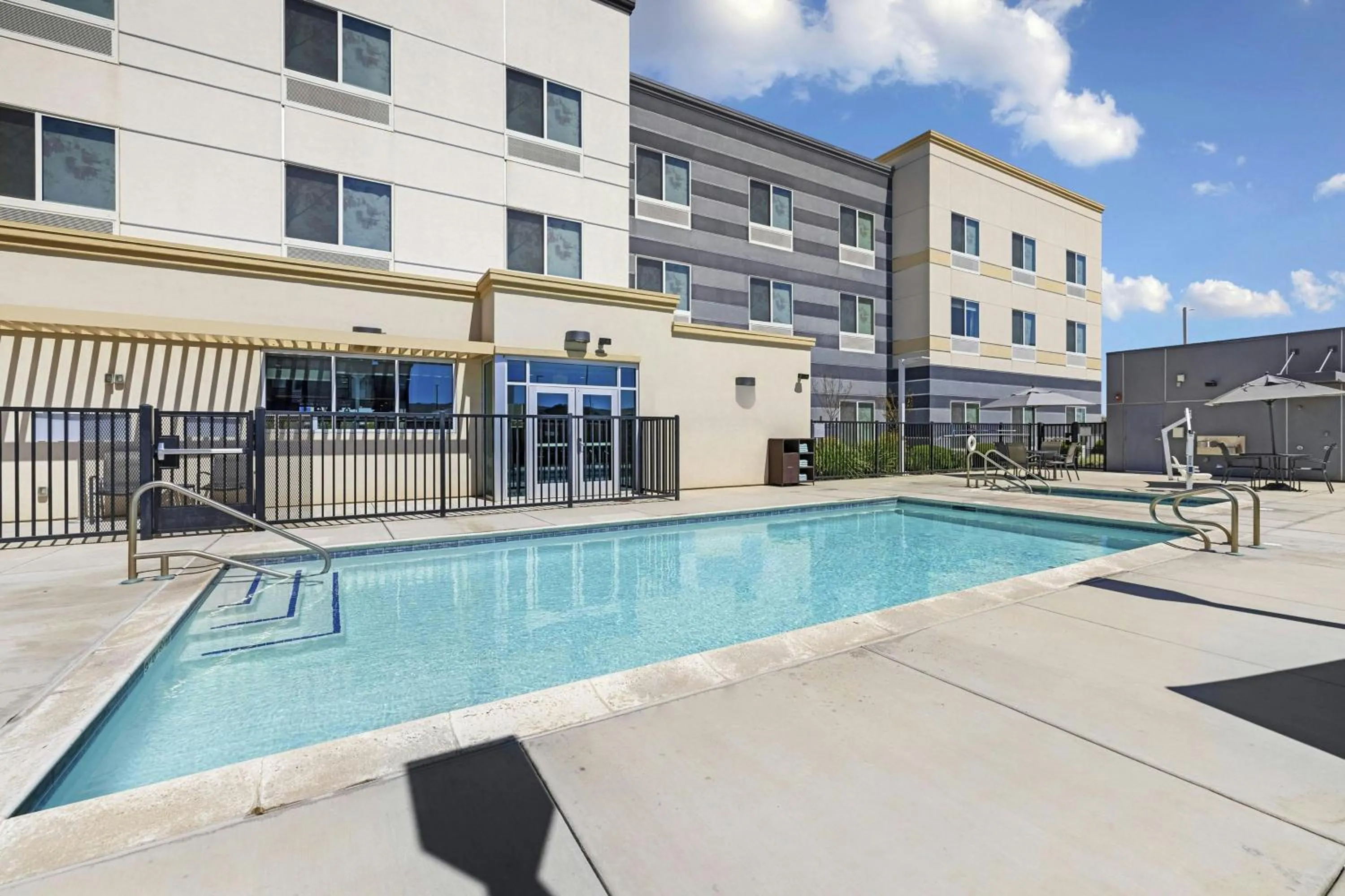 Swimming pool in Fairfield Inn & Suites by Marriott Lodi