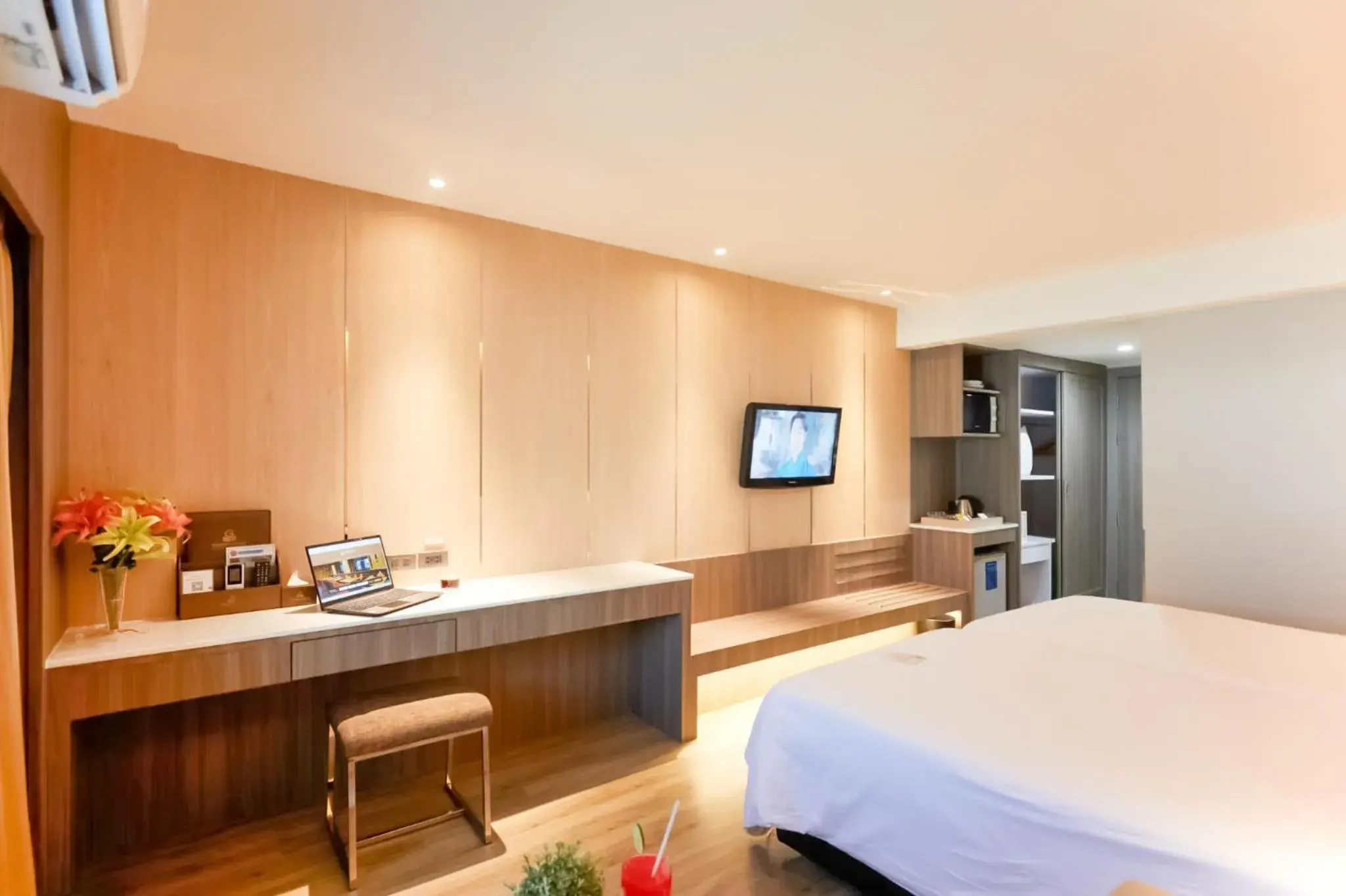 Deluxe A Double Room in Golden City Rayong Hotel Deluxe A Double Room in Golden City Rayong Hotel