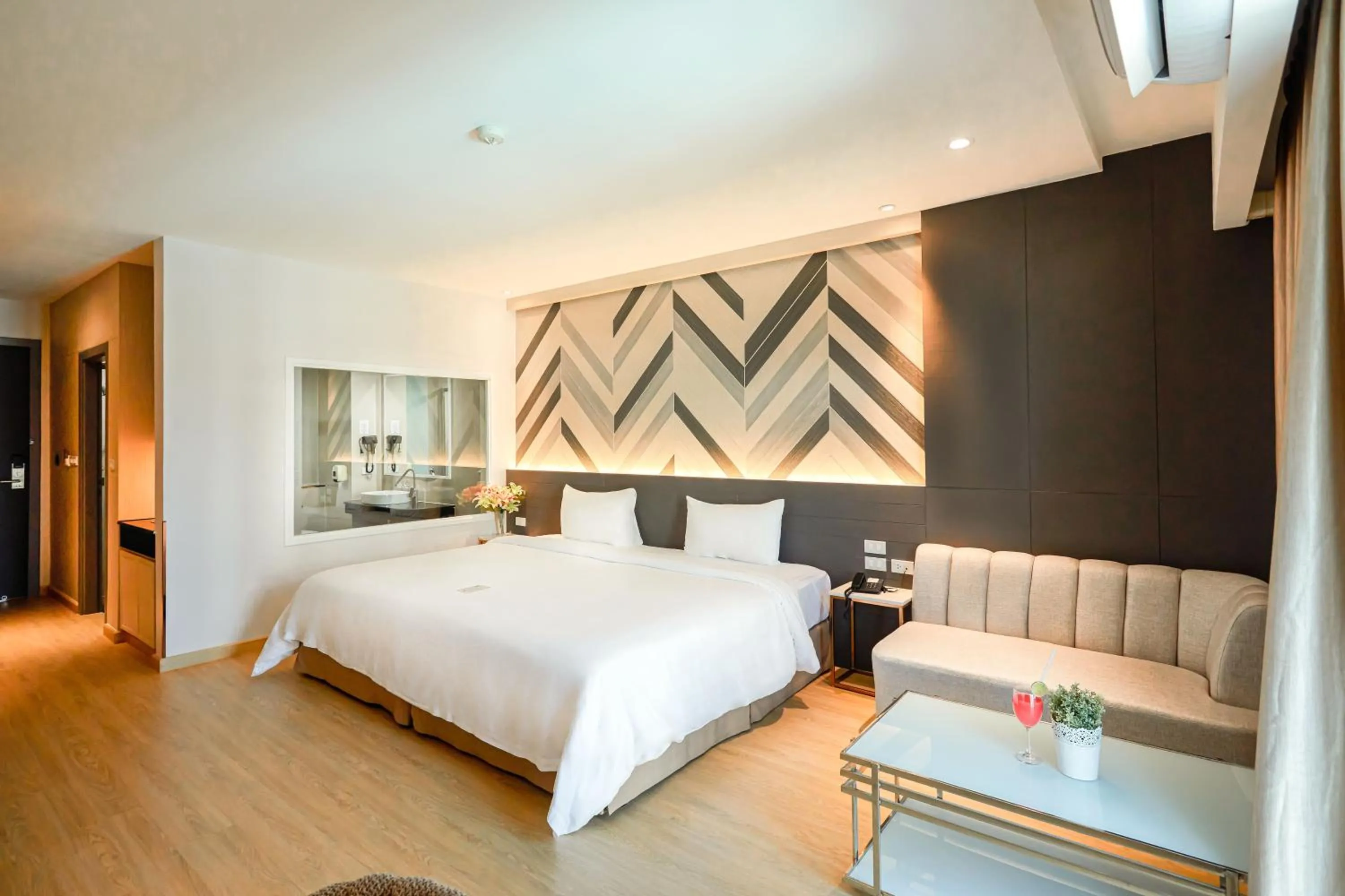 Bedroom, Bed in Golden City Rayong Hotel