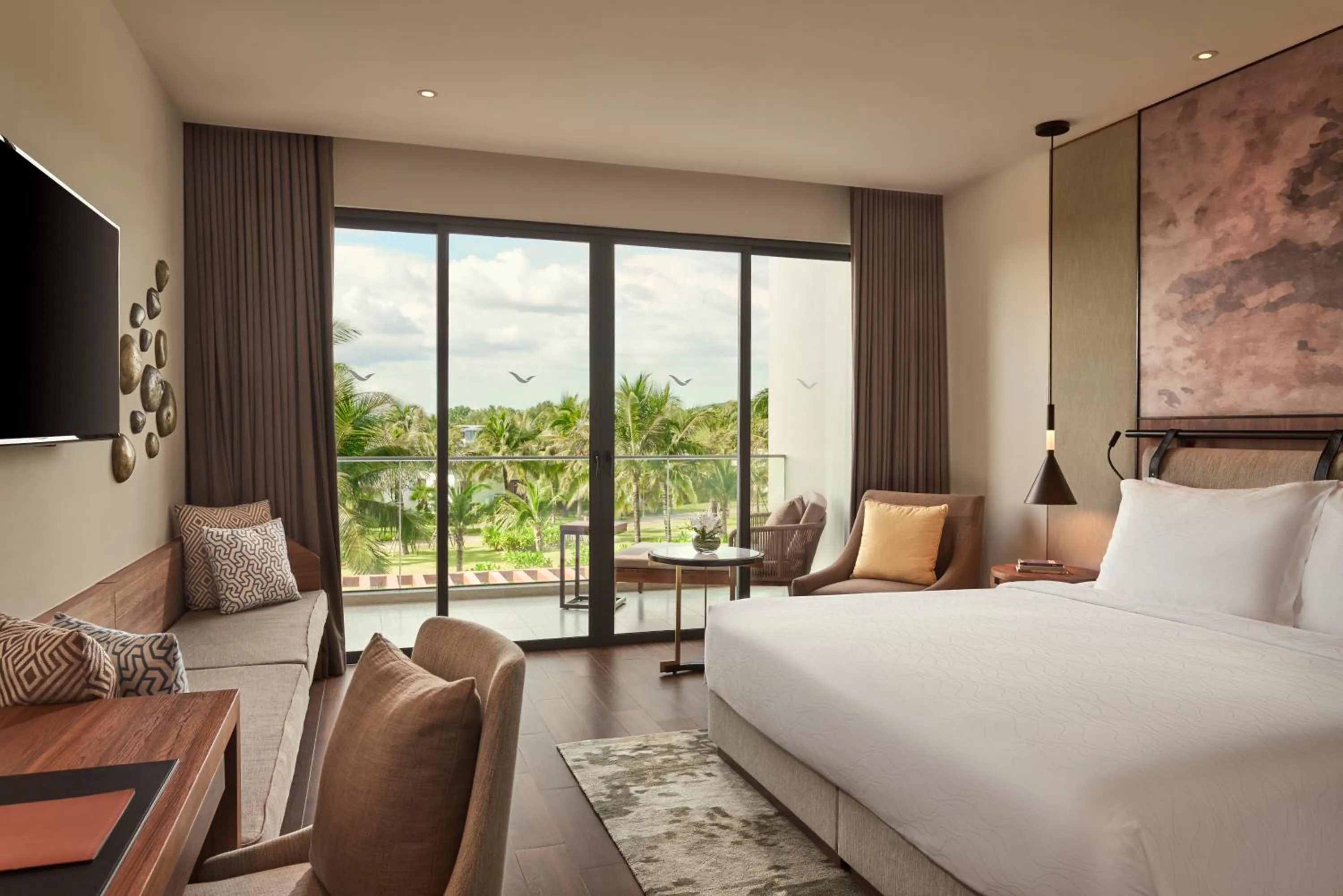Bed in Mövenpick Resort Waverly Phu Quoc