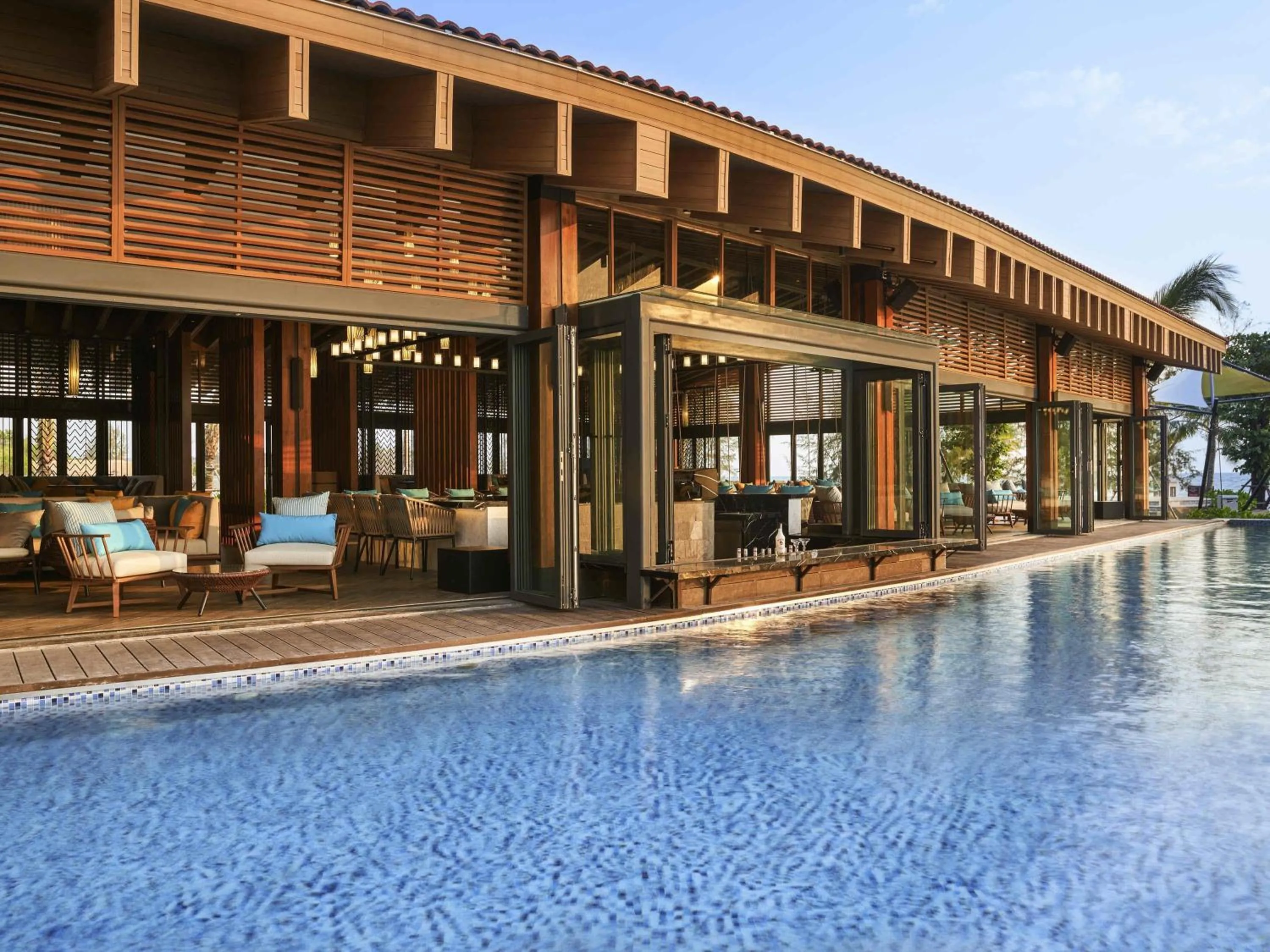 Lounge or bar in Mövenpick Resort Waverly Phu Quoc