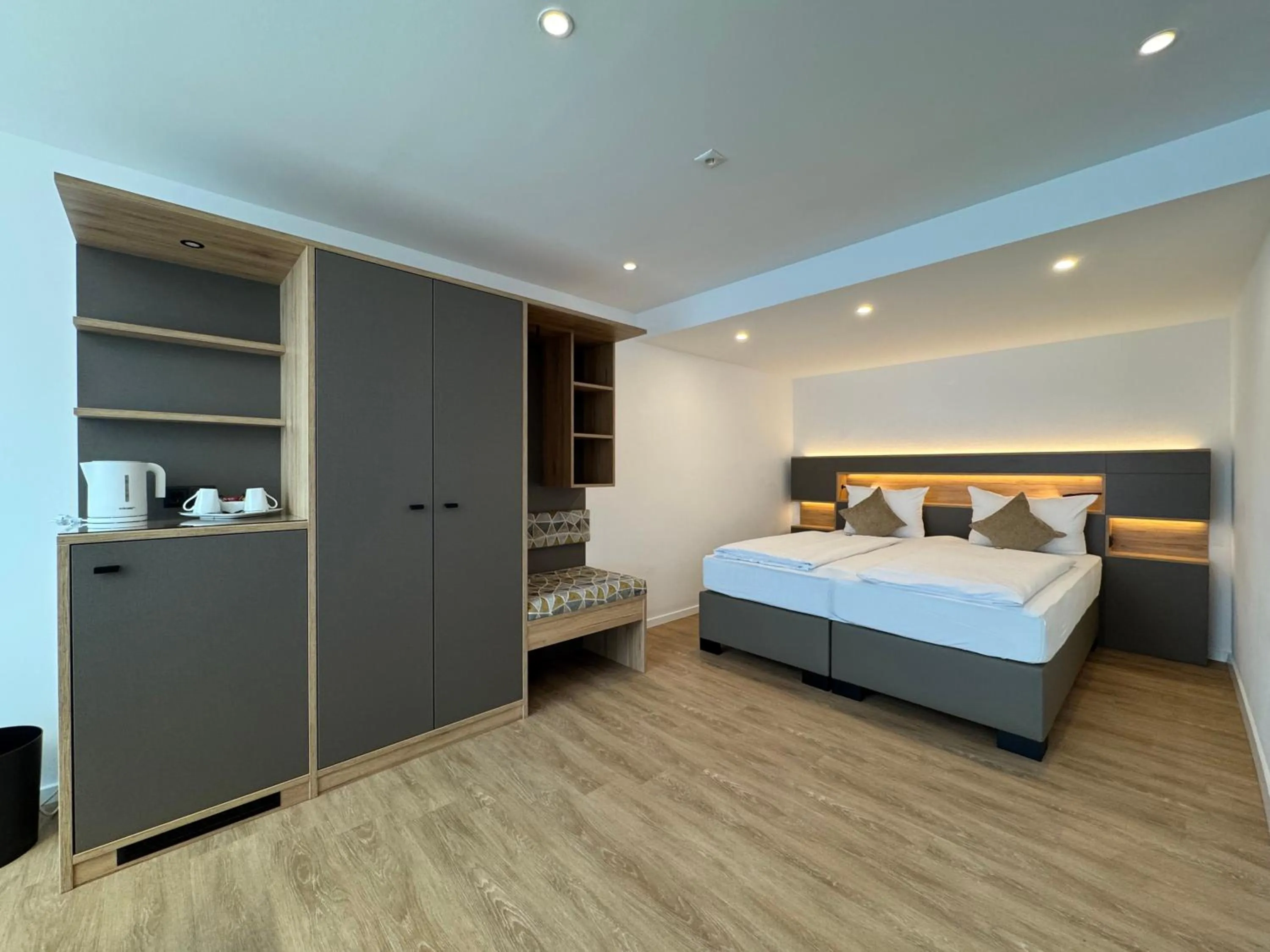 Coffee/tea facilities, Bed in PANORAMA HOTEL in Neustadt an der Weinstraße