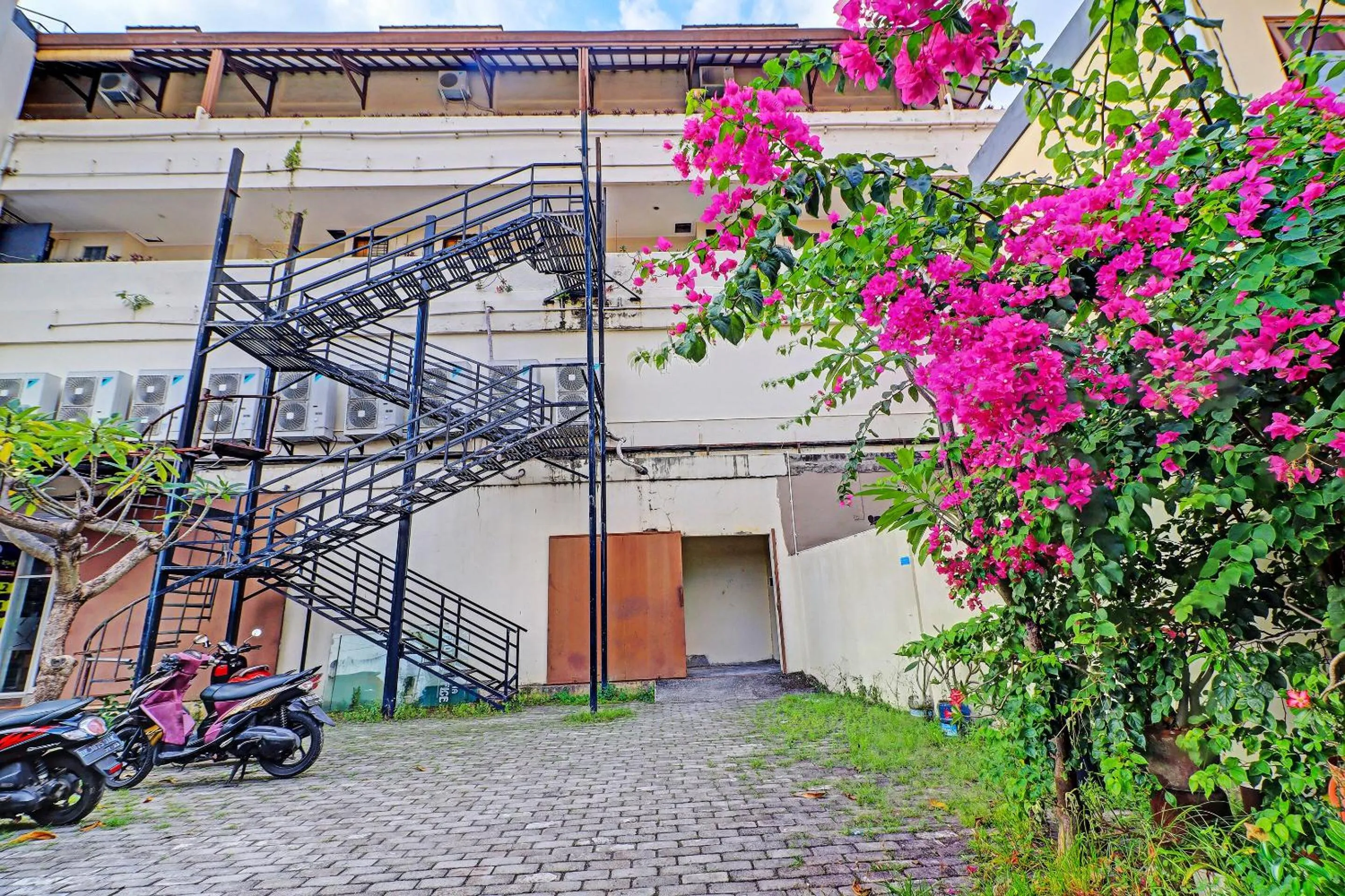 Facade/entrance in Guest House Simalem