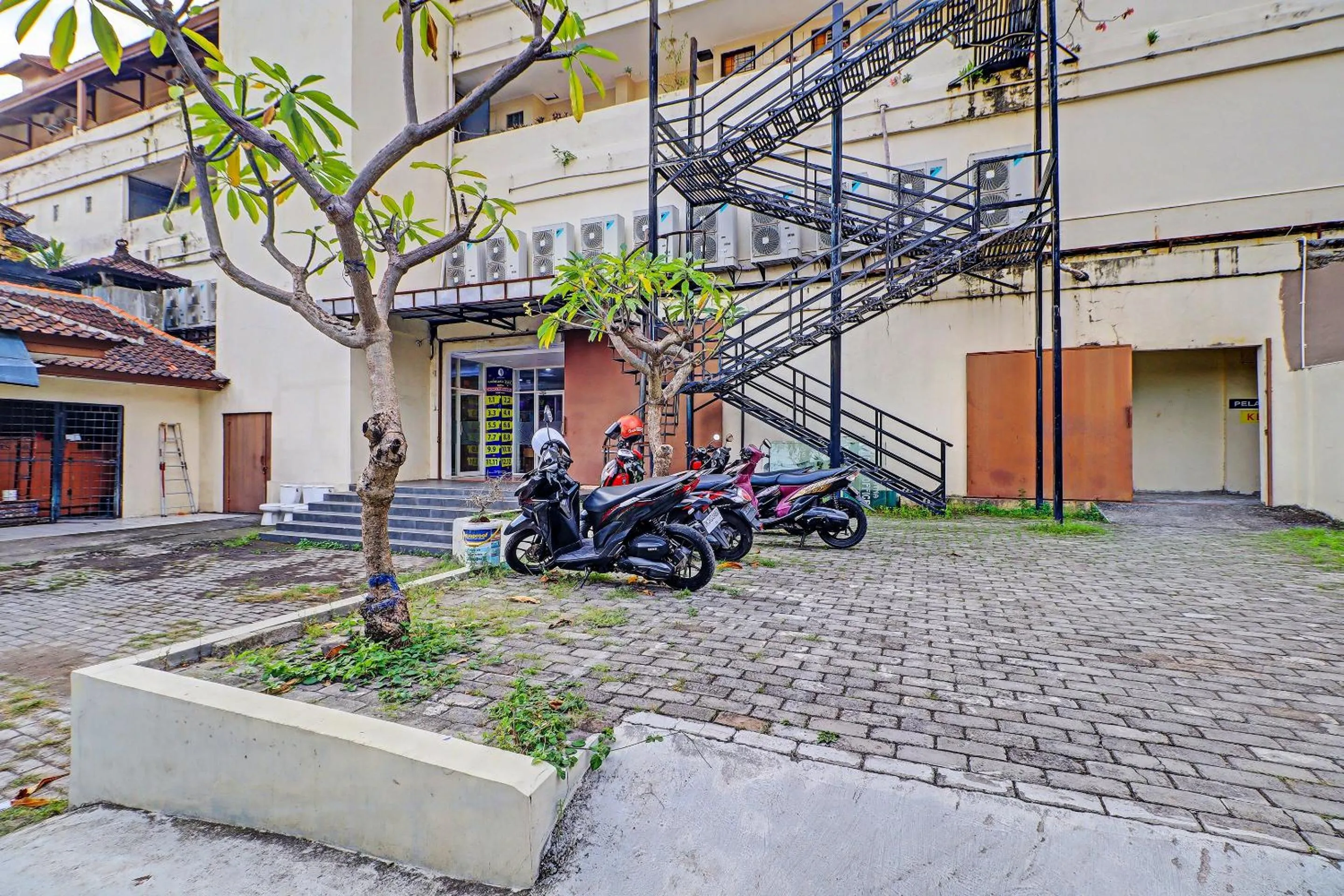 Facade/entrance in Guest House Simalem