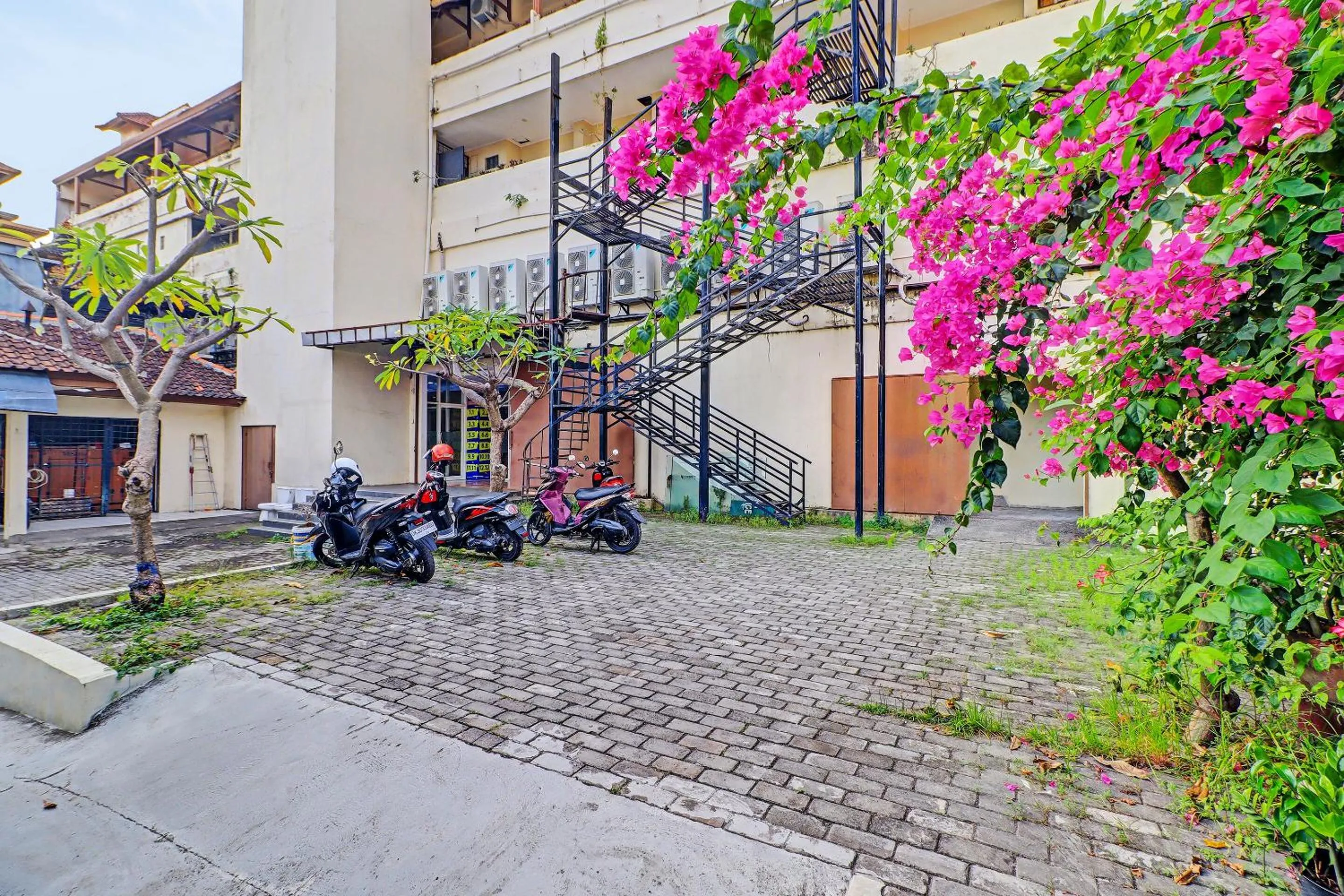 Facade/entrance in Guest House Simalem