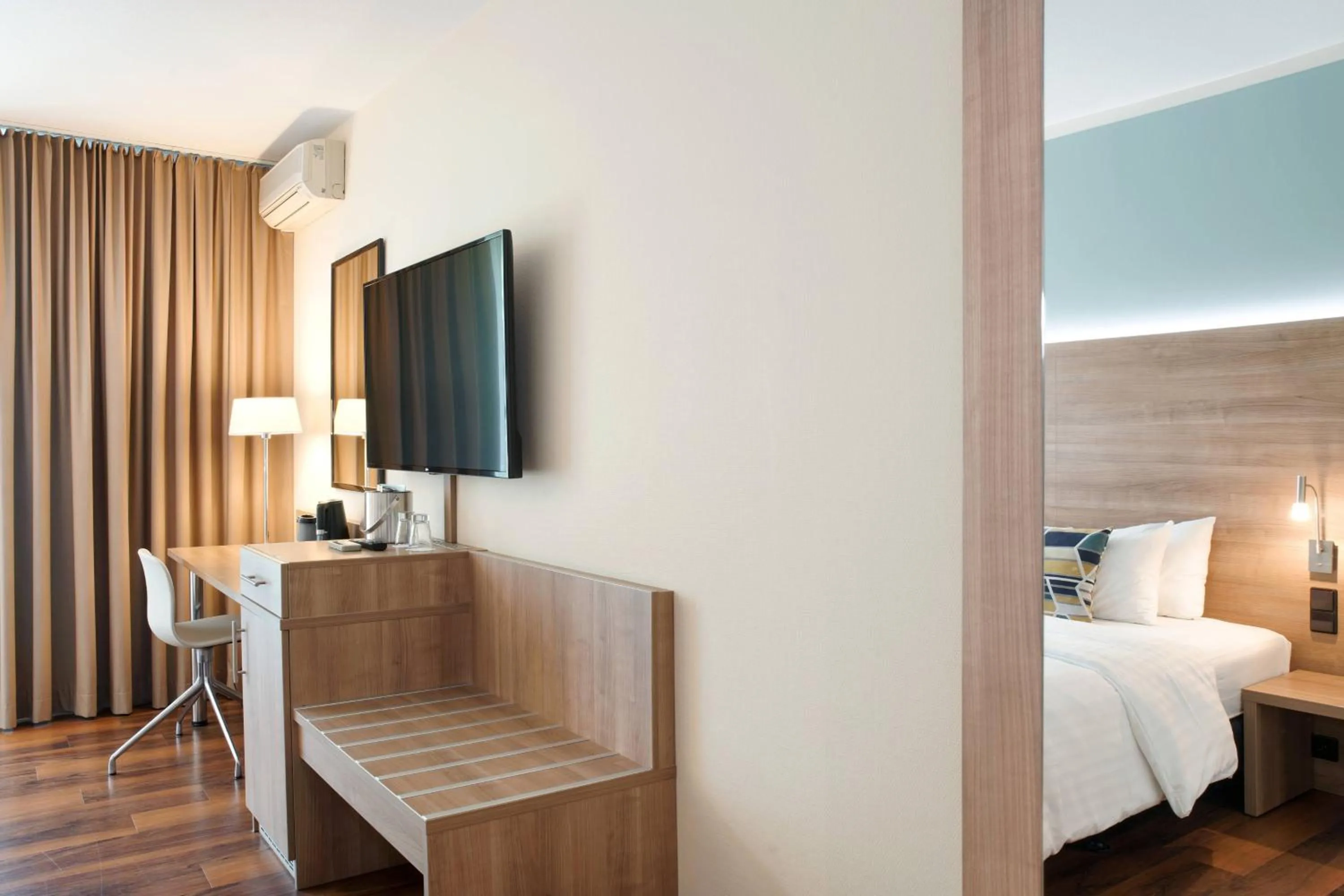 Photo of the whole room, Bed in Courtyard by Marriott Dresden