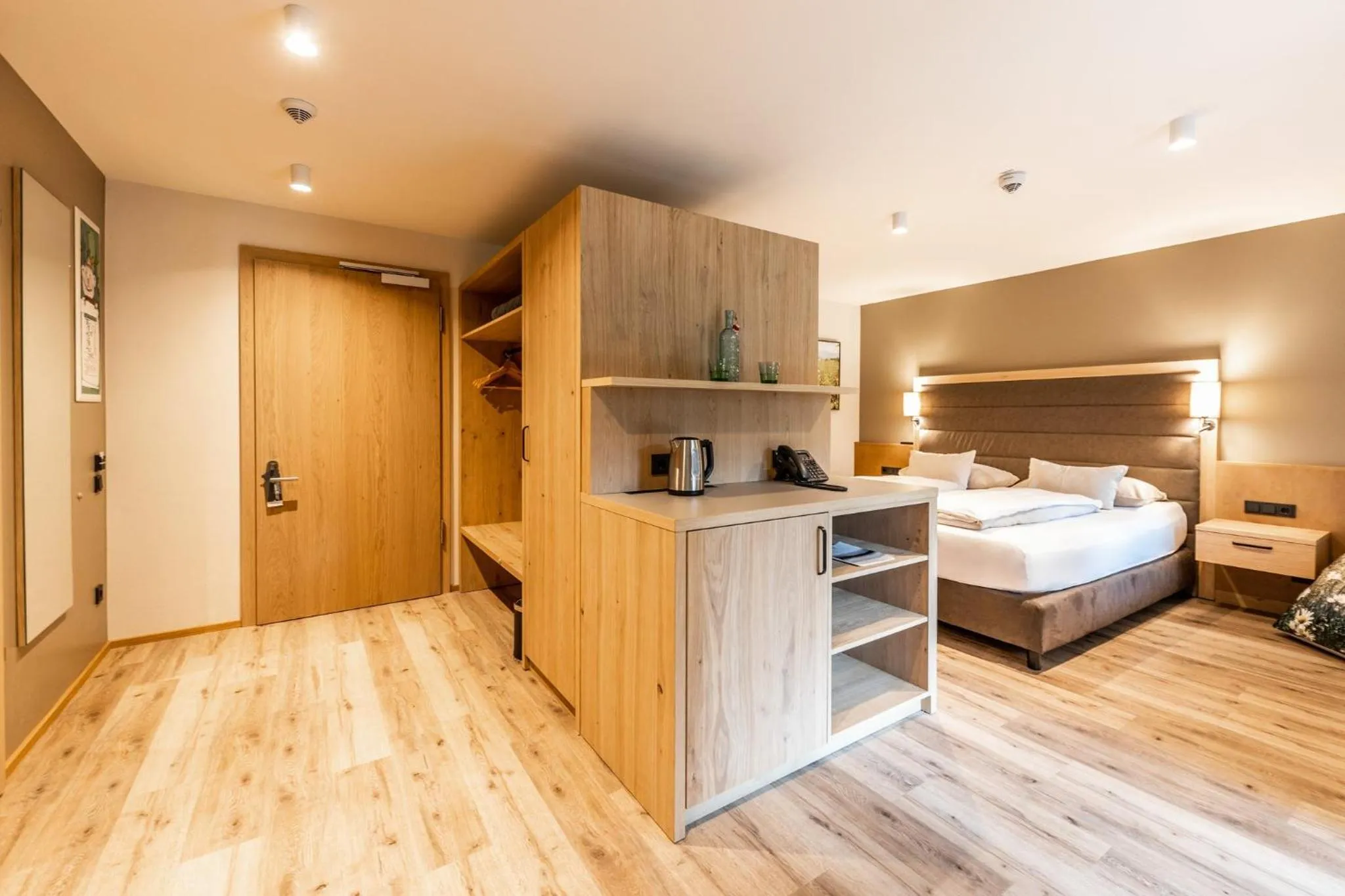 Living room, Bed in Das Bayrischzell Familotel Oberbayern