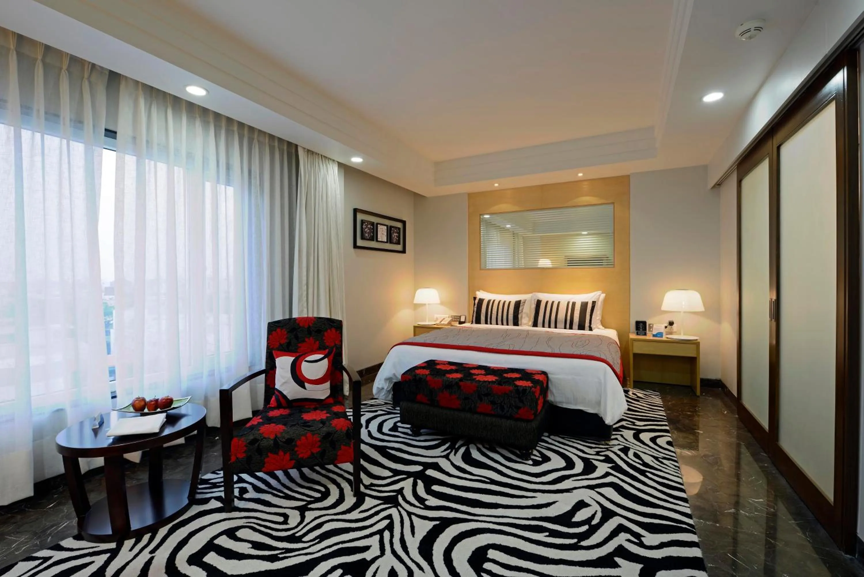 Photo of the whole room, Bed in Radisson Blu Hotel Ahmedabad