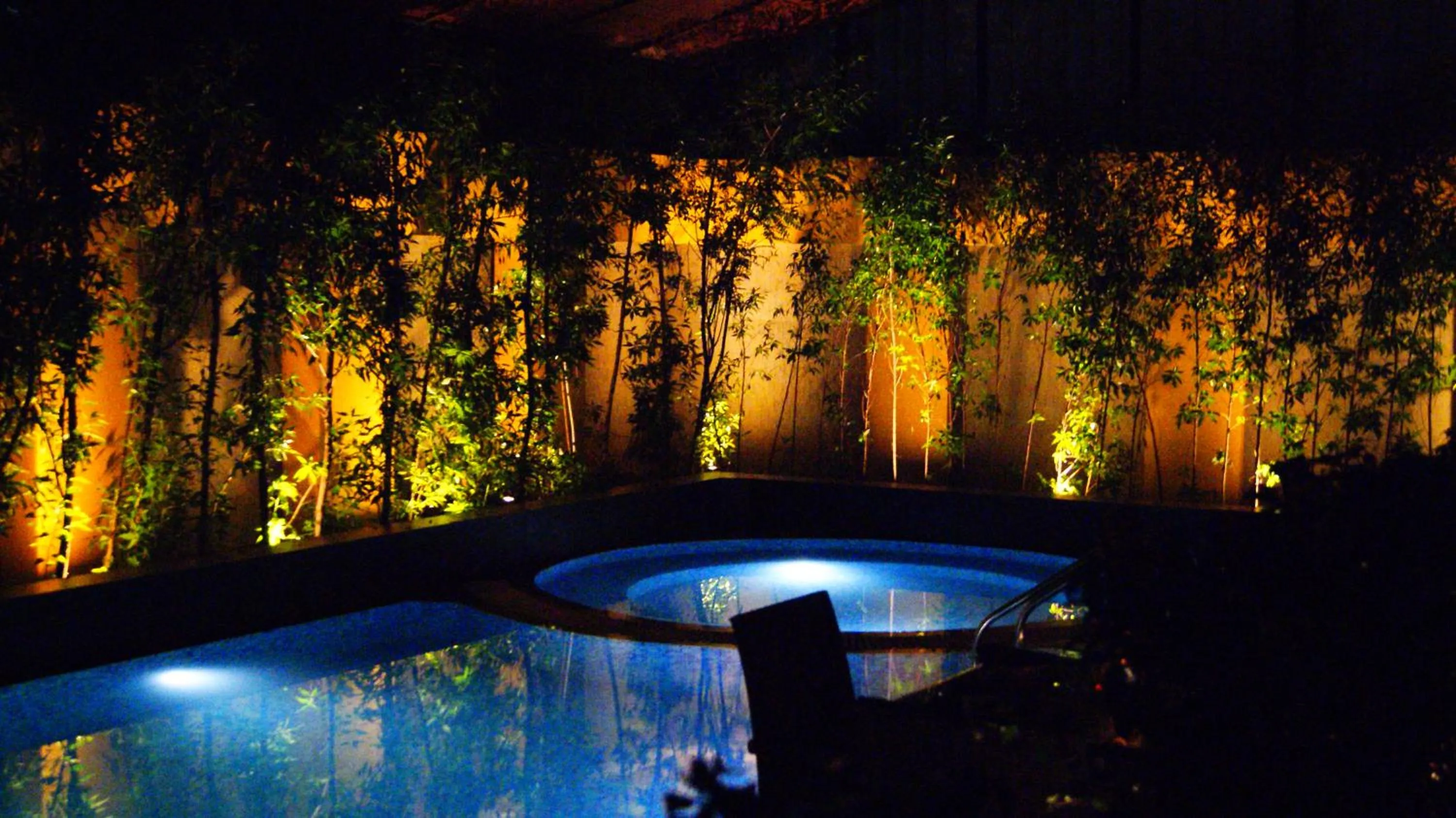 Swimming pool in Radisson Blu Hotel Ahmedabad