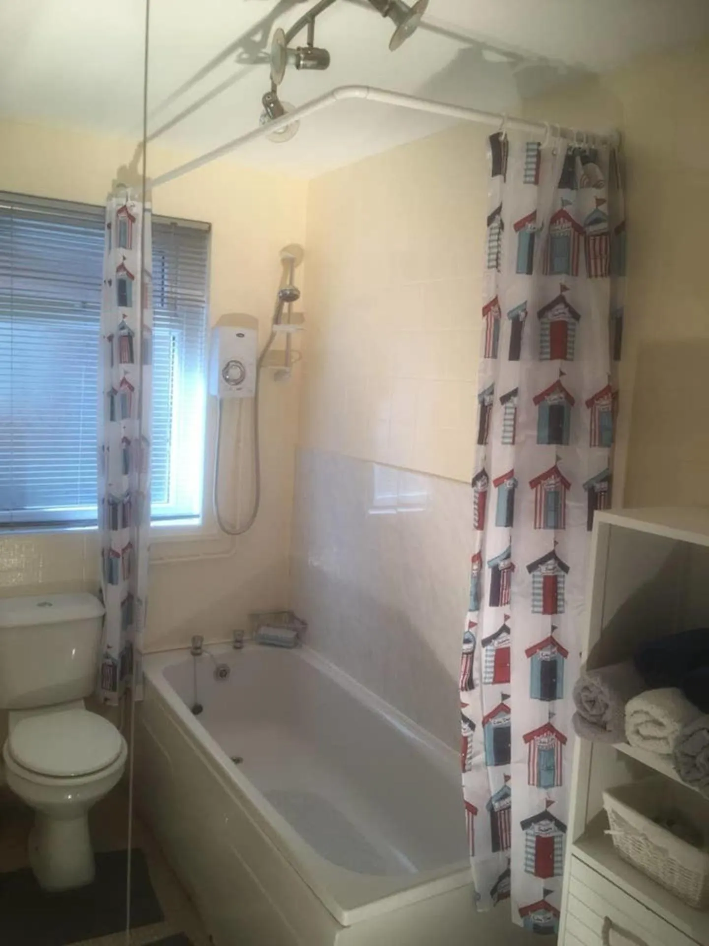 Bathroom in Cosy 2-Bed Apartment near the beach in Morecambe