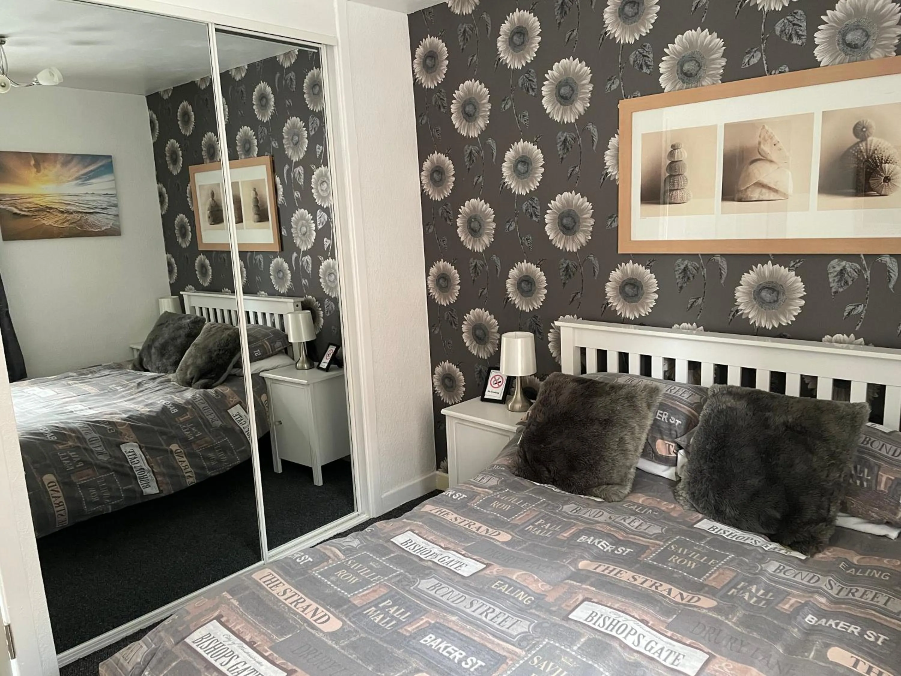 Photo of the whole room, Bed in Cosy 2-Bed Apartment near the beach in Morecambe