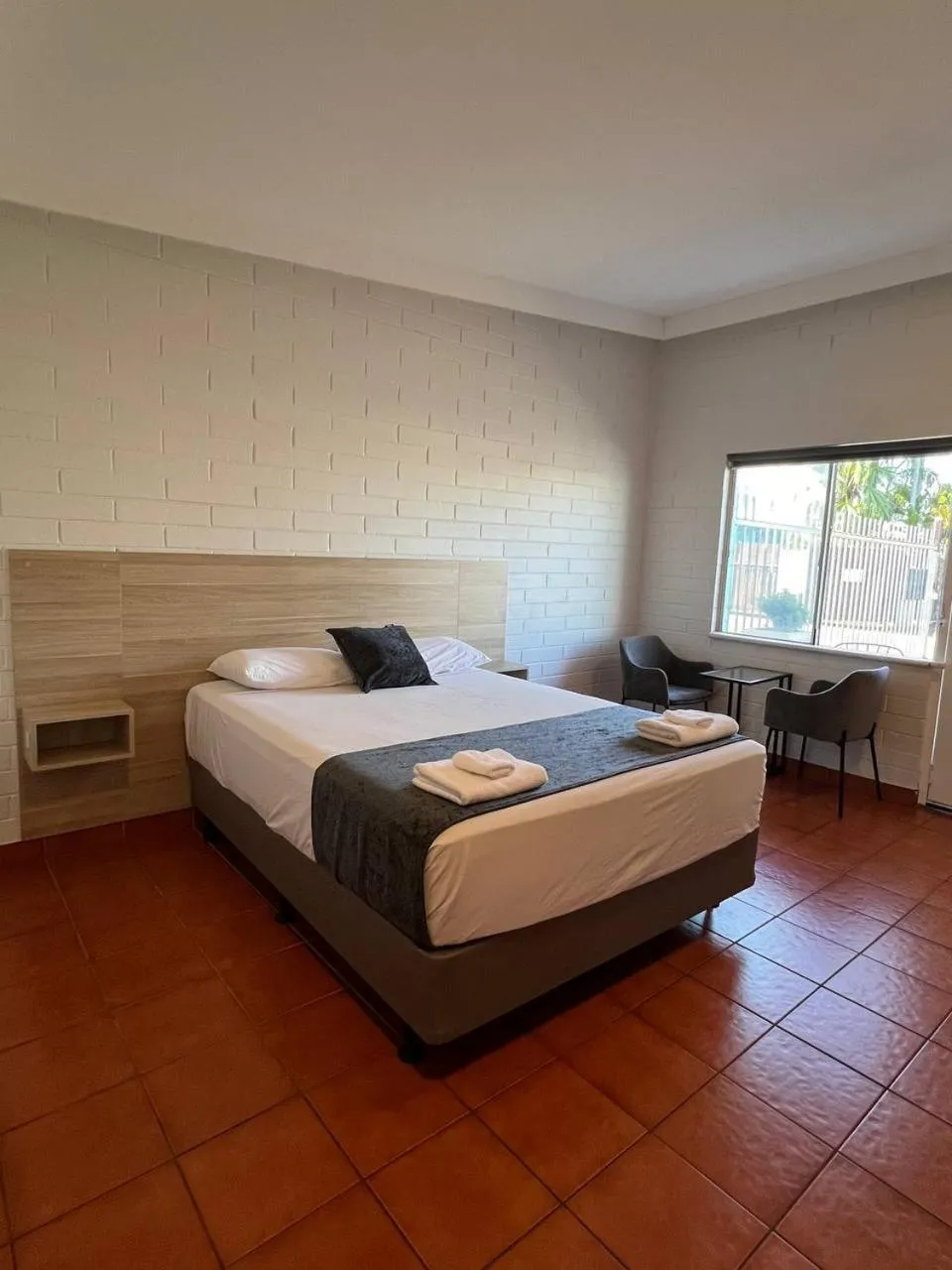 Photo of the whole room, Bed in Katherine Motel