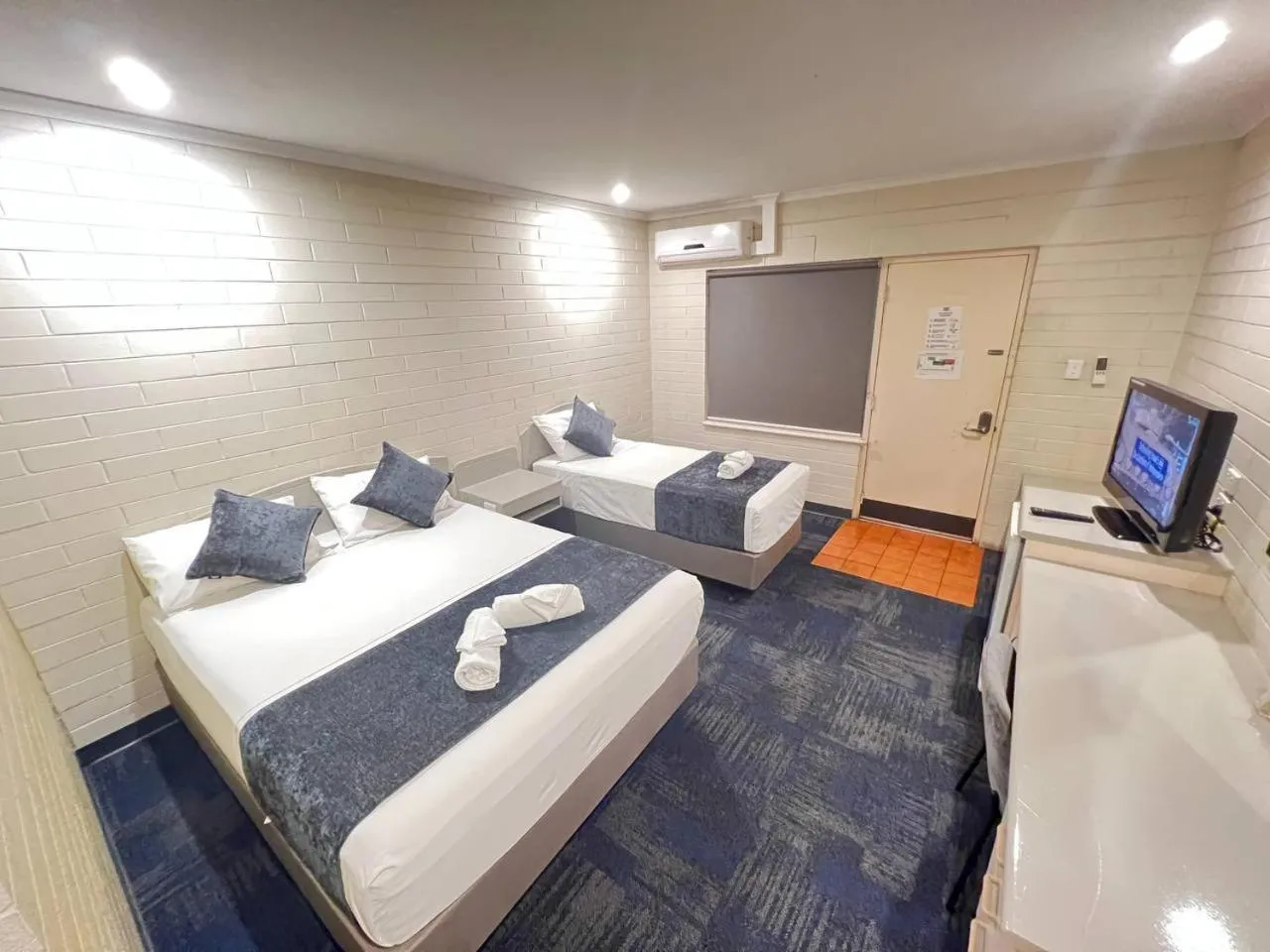 Photo of the whole room, Bed in Katherine Motel