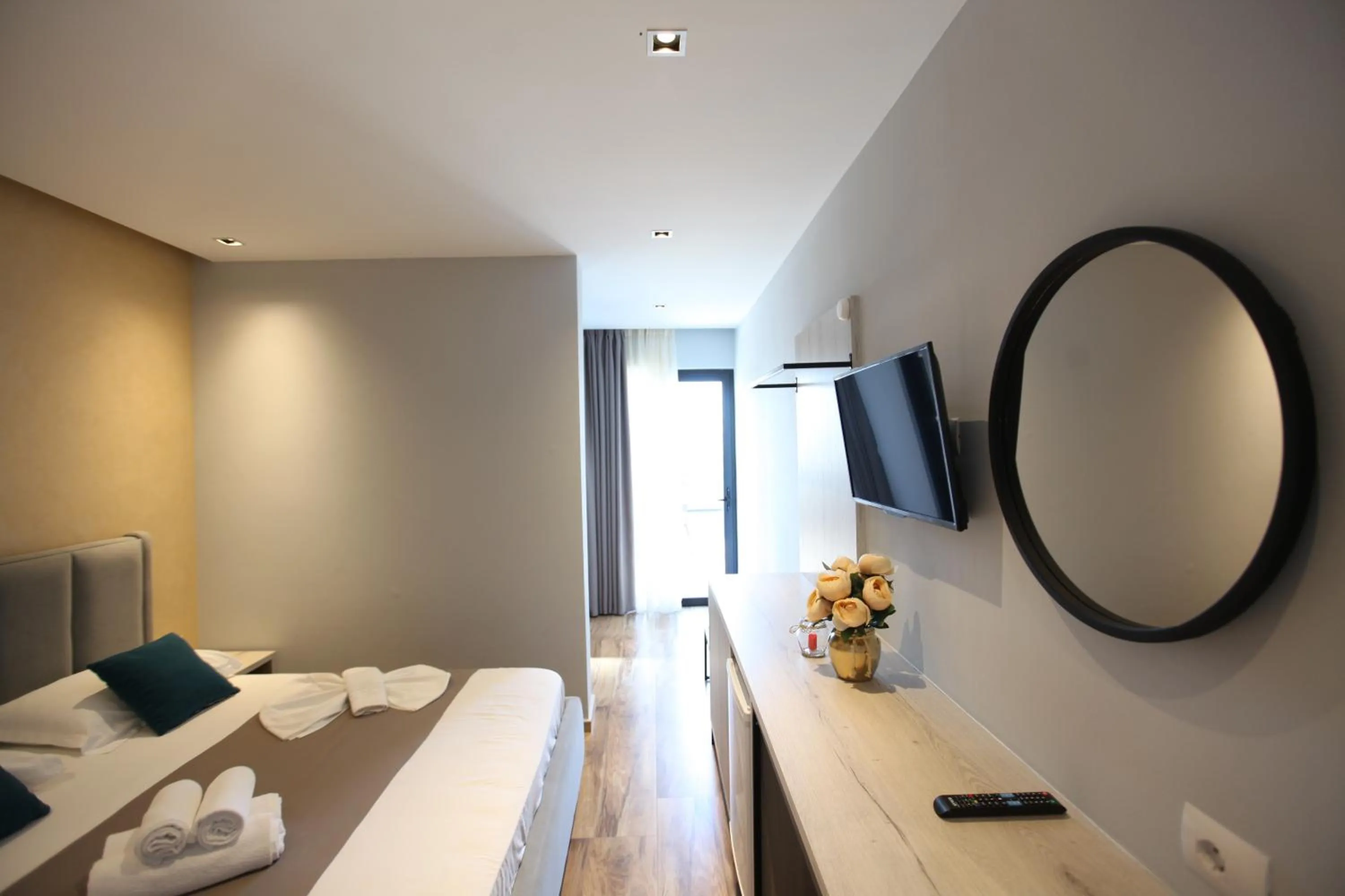 Seating area, Bed in Hotel Citrus