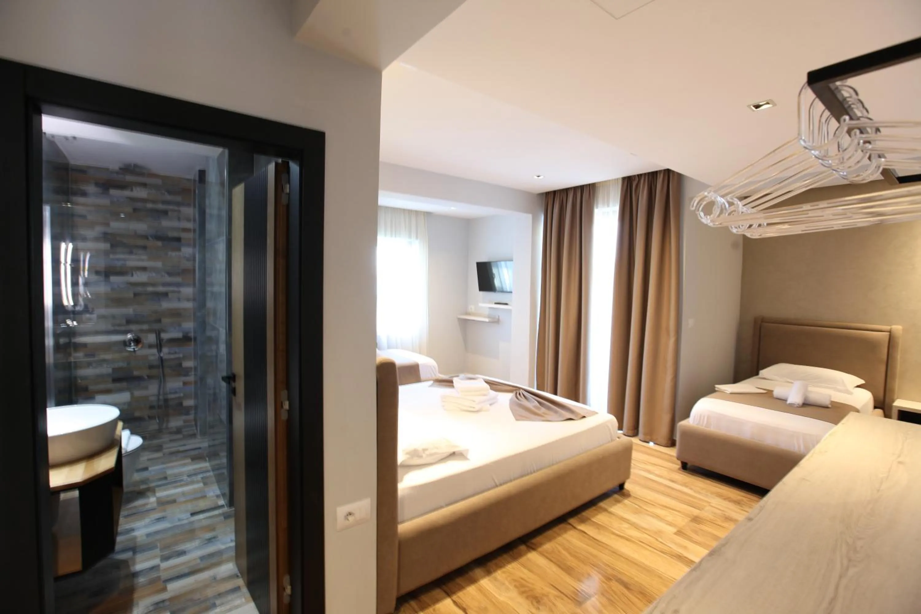 Bathroom, Bed in Hotel Citrus