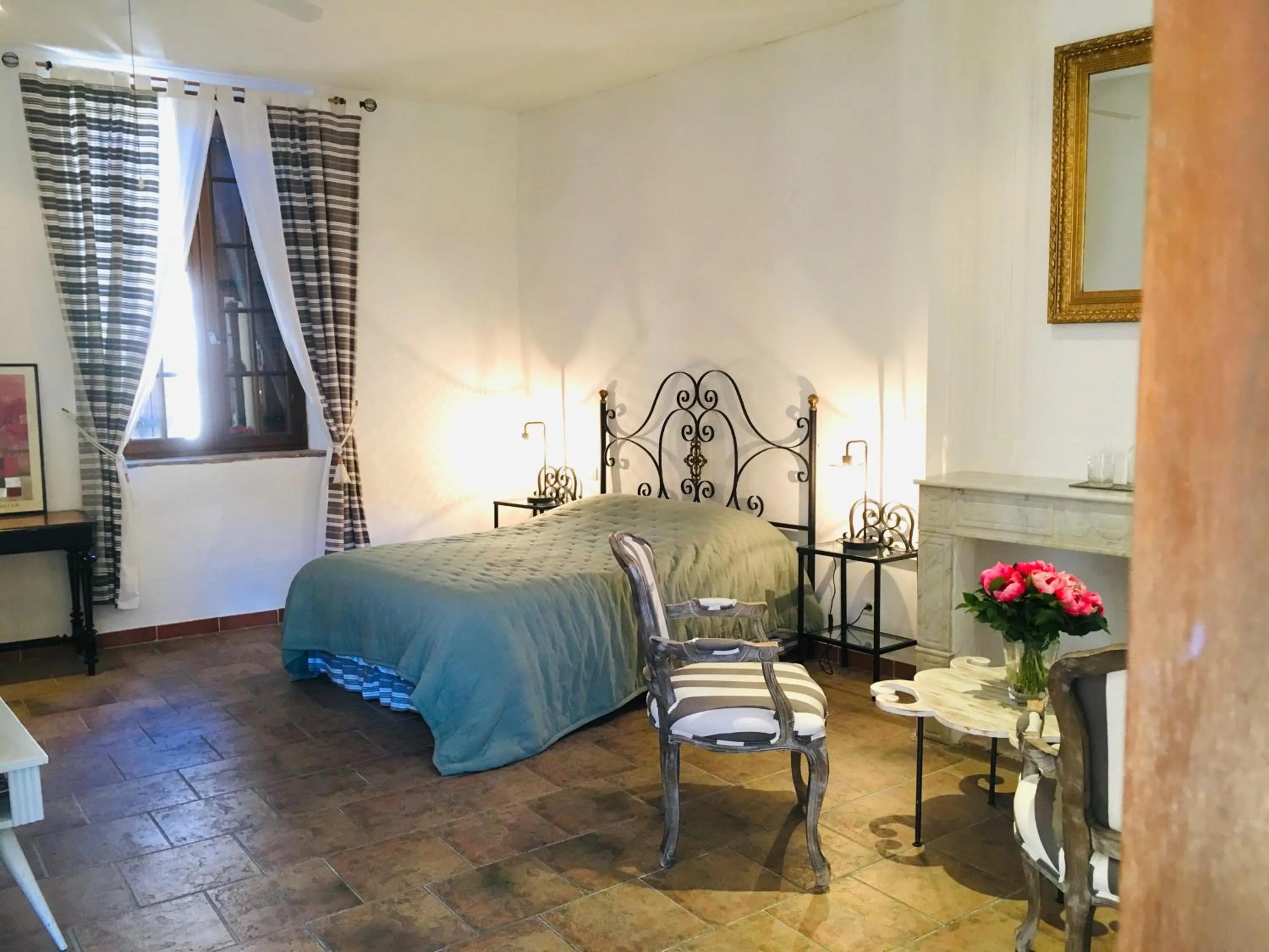 Photo of the whole room, Bed in La Vieille Demeure