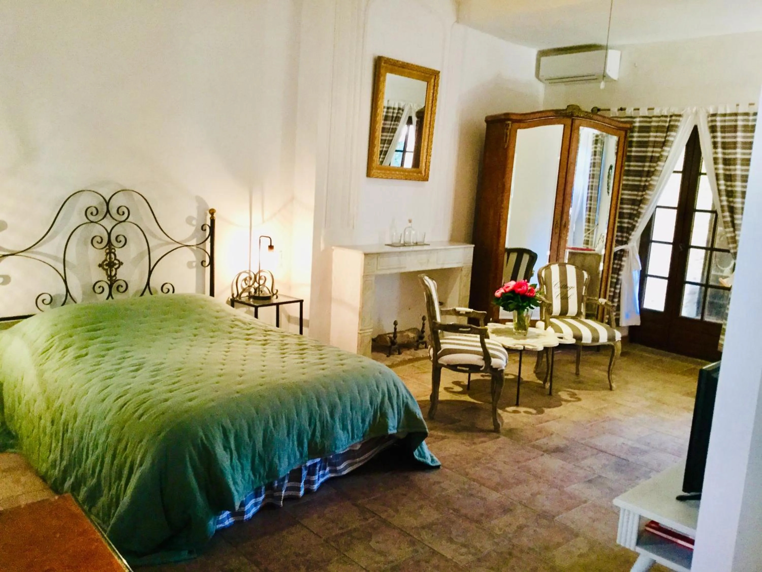 Photo of the whole room, Bed in La Vieille Demeure