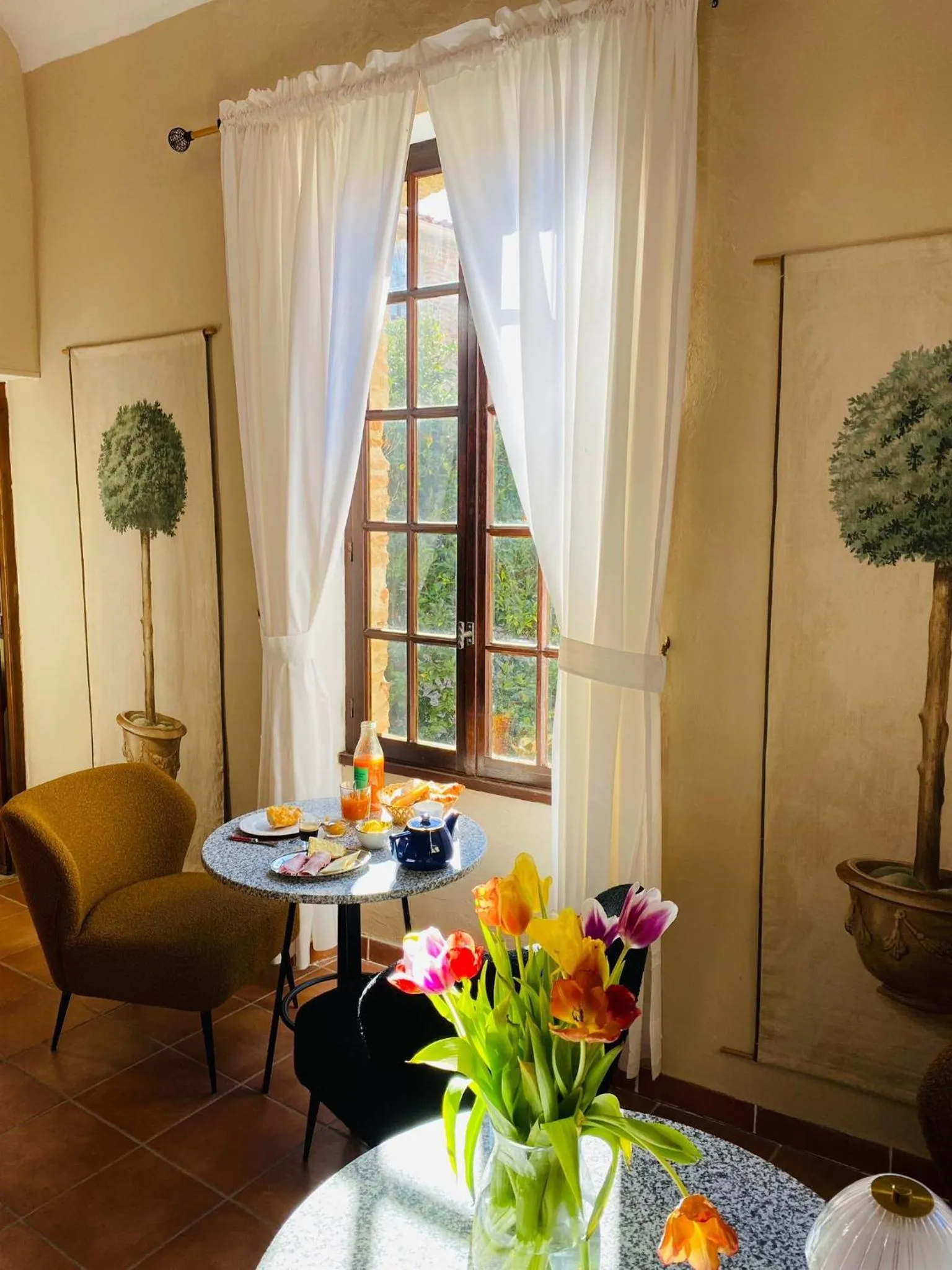 Communal lounge/ TV room in La Vieille Demeure