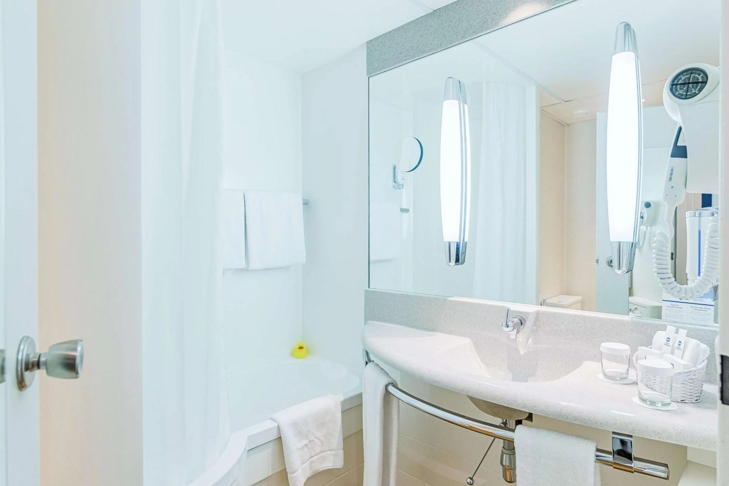 Bathroom in Best Western Macrander Hotel Frankfurt/Kaiserlei