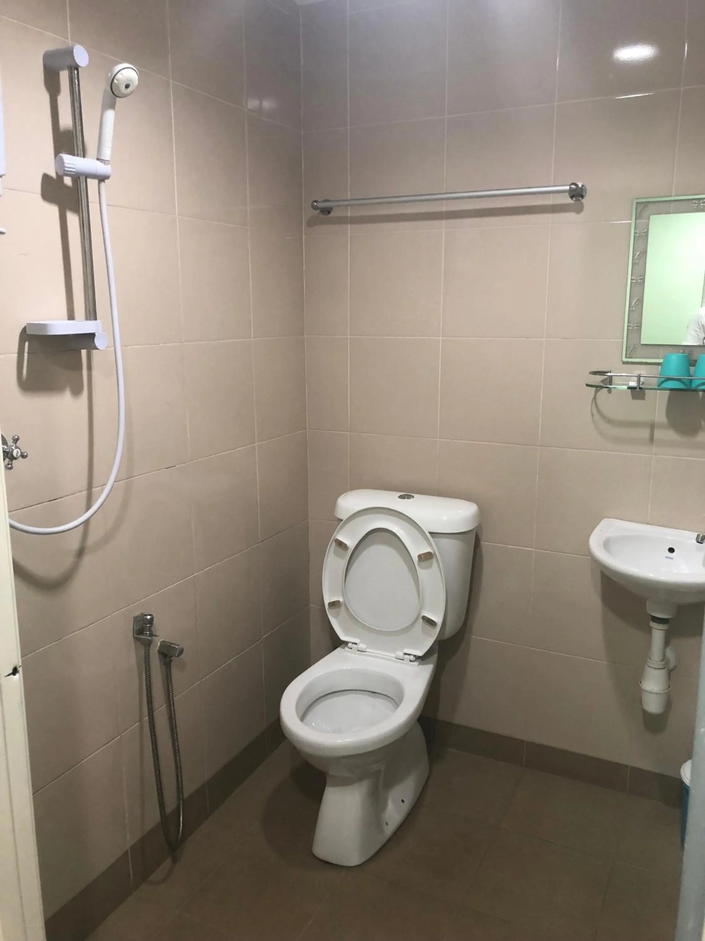 Shower in Best Seven Motel