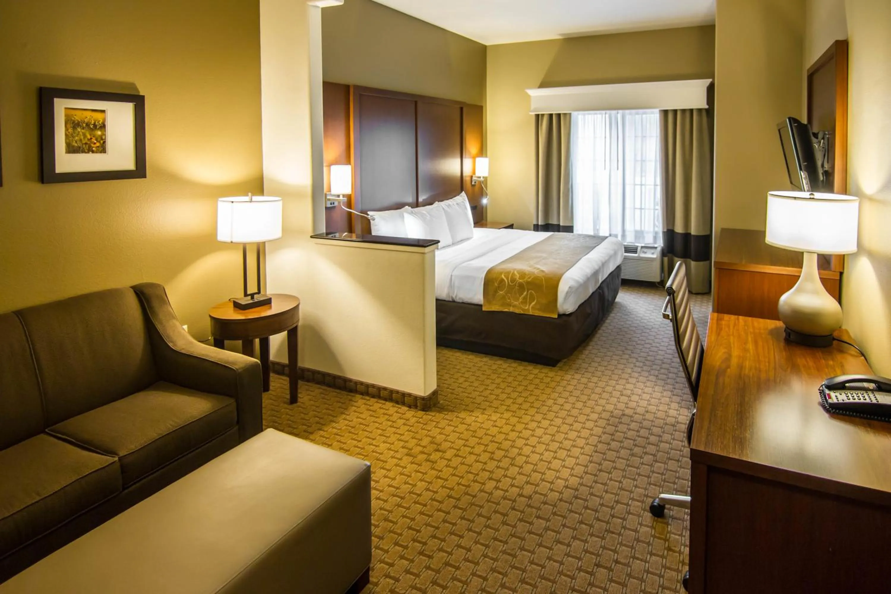 Photo of the whole room, Bed in Comfort Suites Marshall