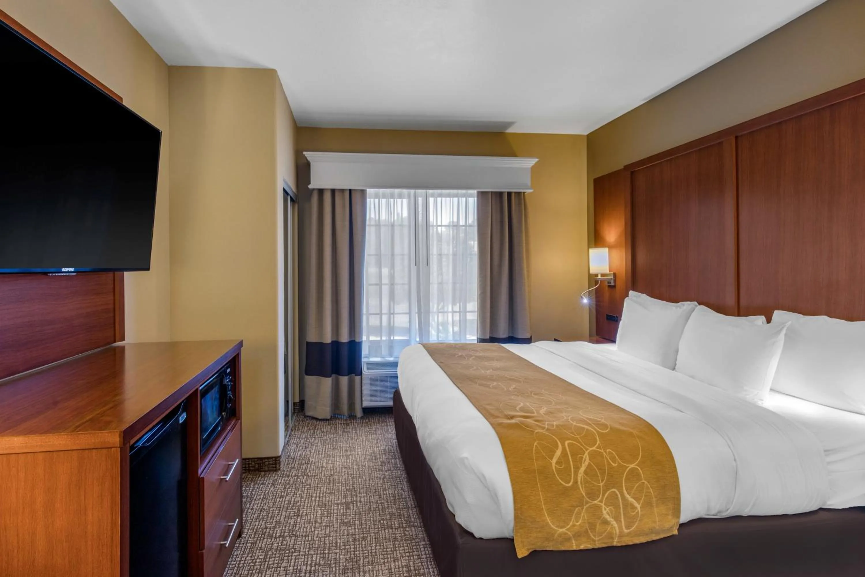 Bedroom, Bed in Comfort Suites Marshall