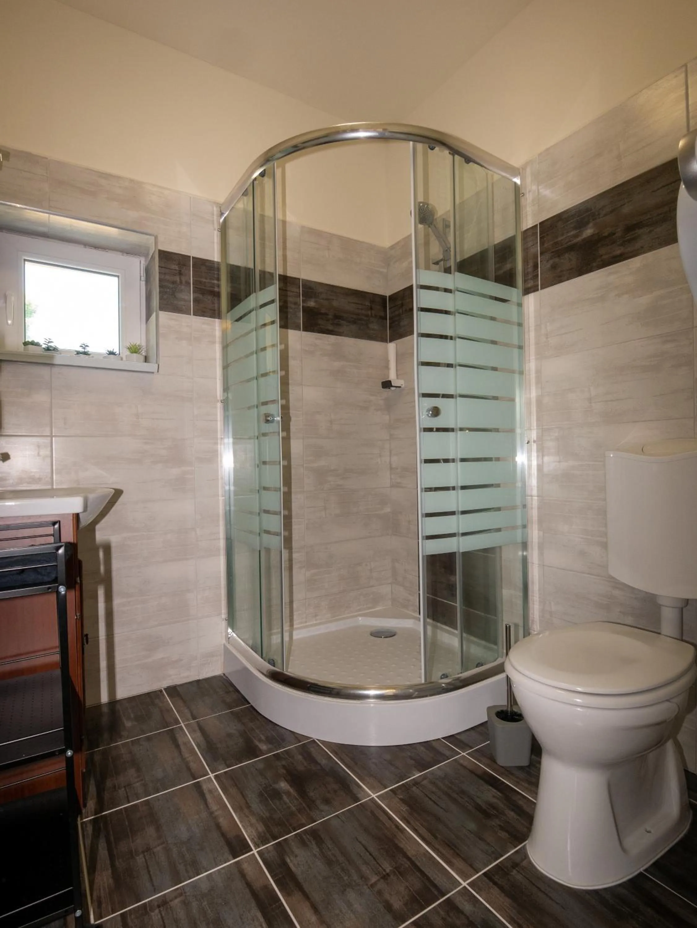 Shower in Bokor Vendégház