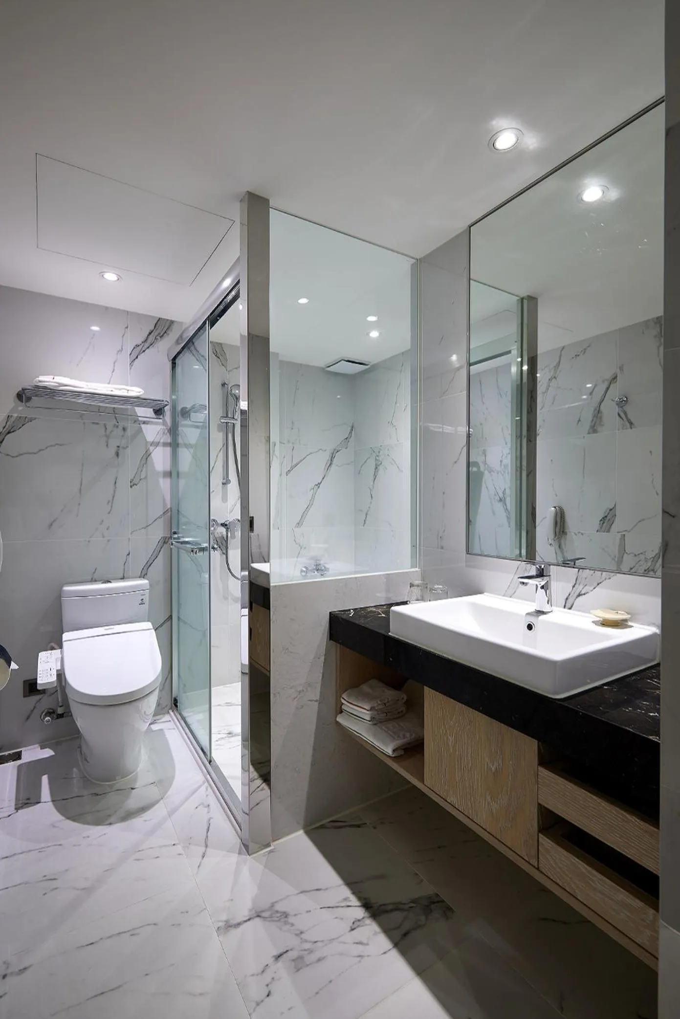 Shower in K Hotel Taipei II