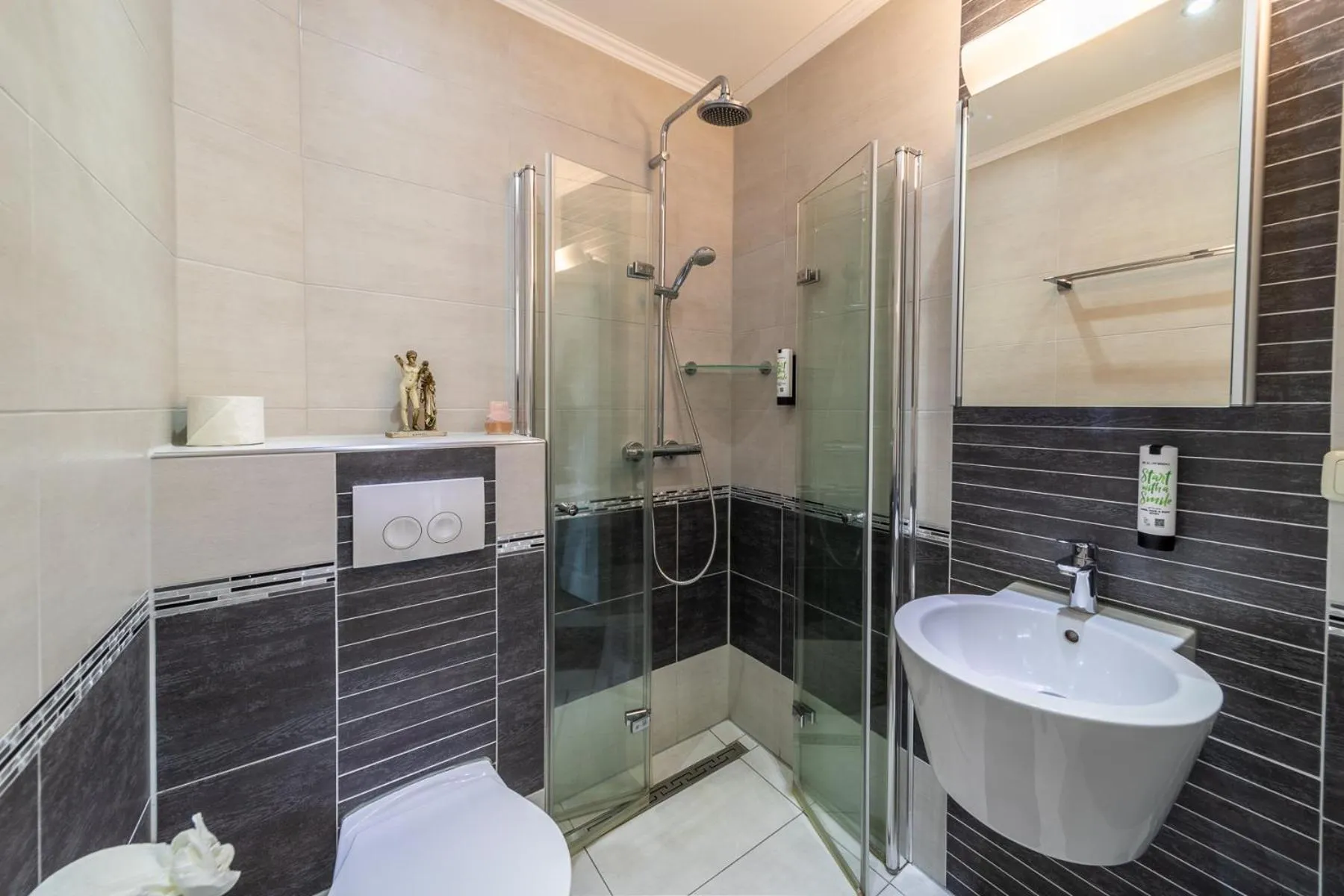 Shower in Hotel Zum Halbmond