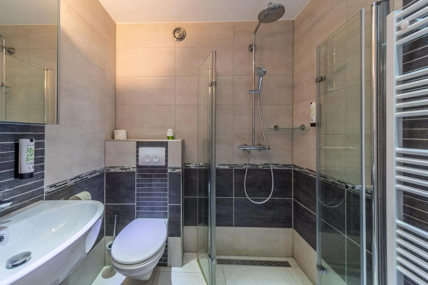 Shower in Hotel Zum Halbmond