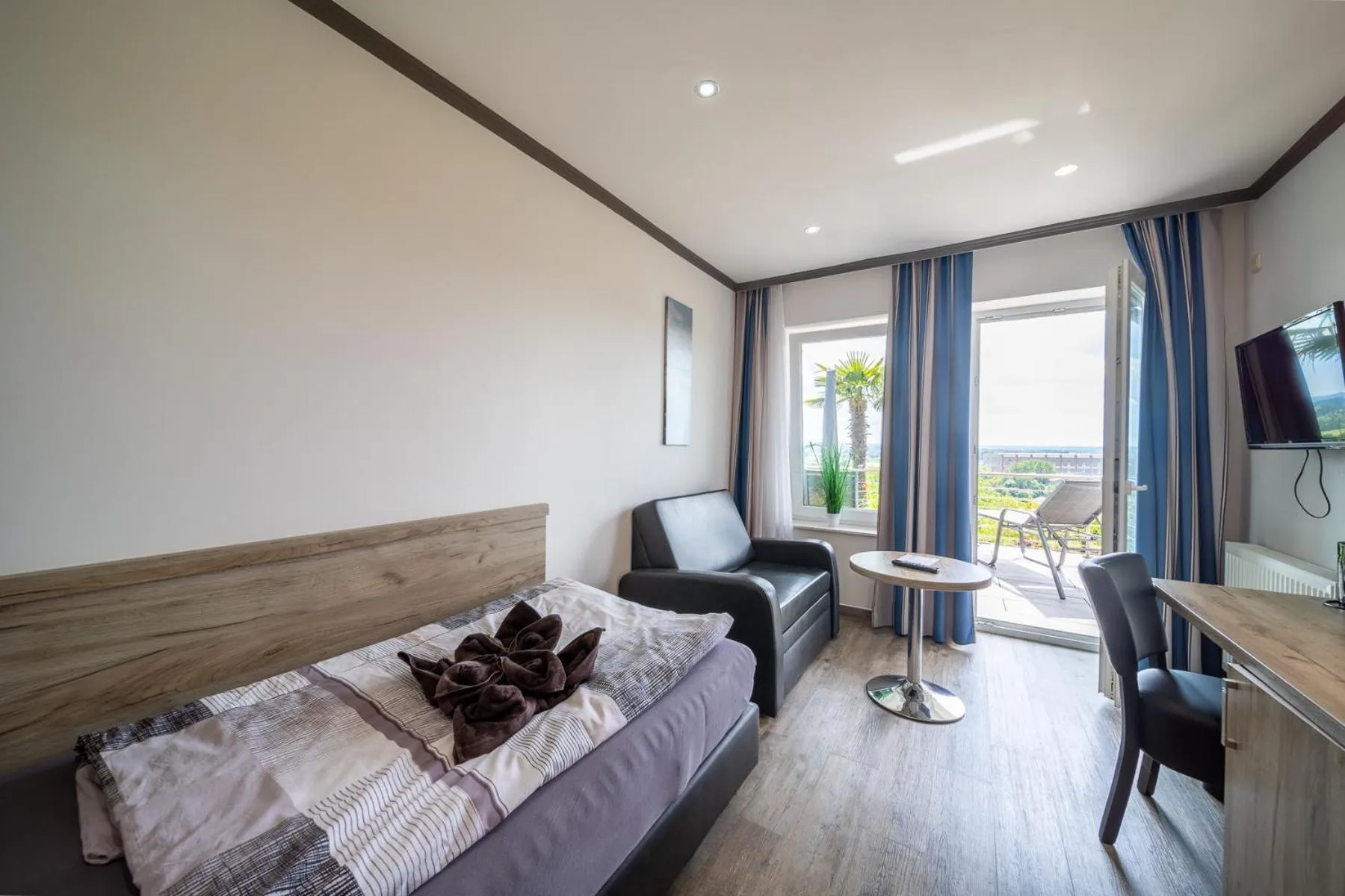 Photo of the whole room, Bed in Hotel Zum Halbmond