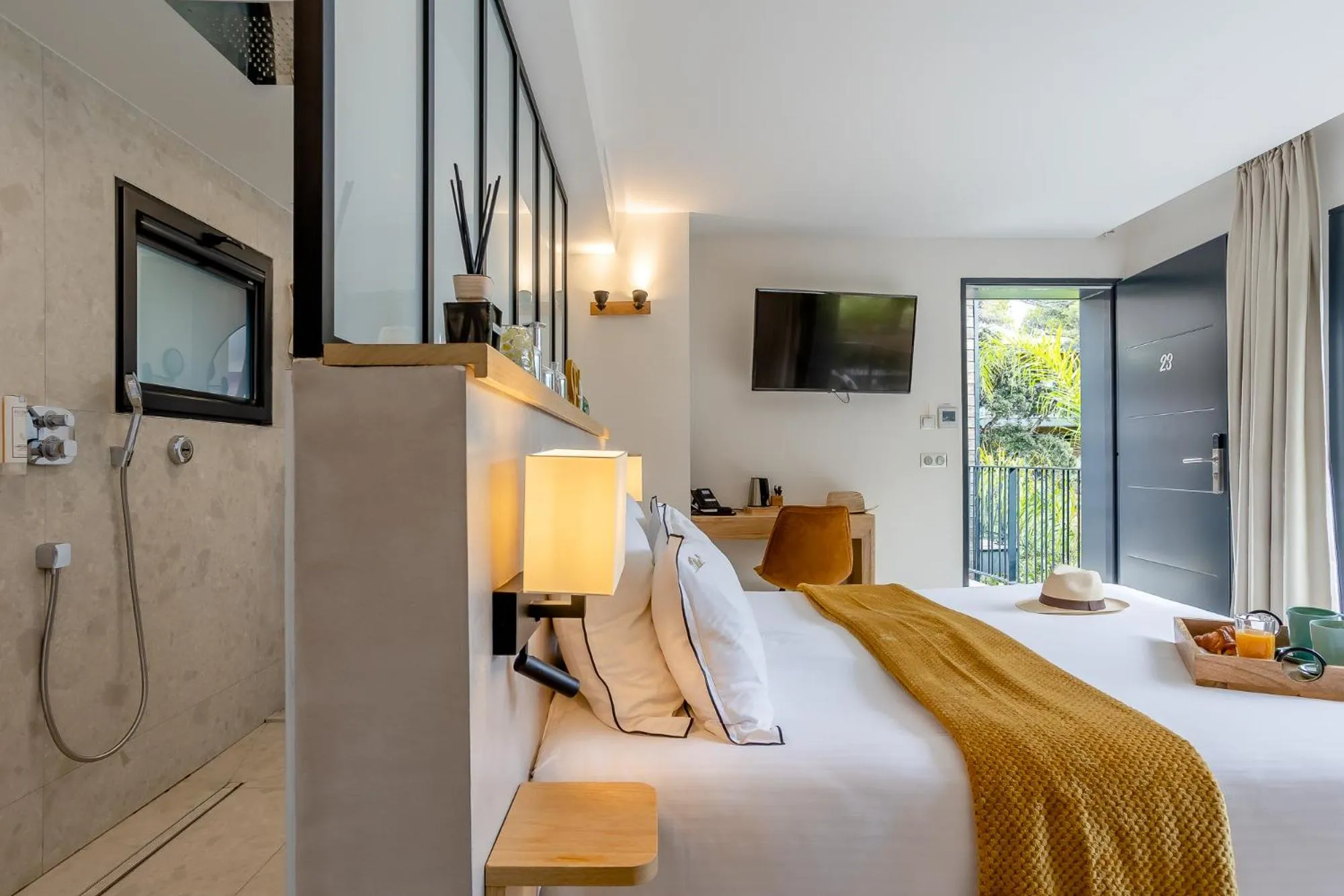 Photo of the whole room, Bed in Le Lodge des Îles d'Or