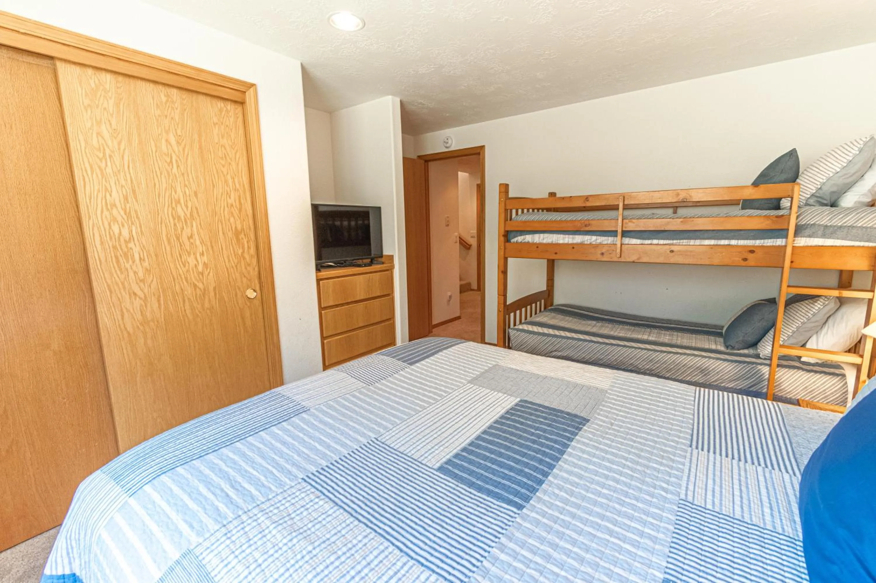 Bed in Warbler - Unit 15